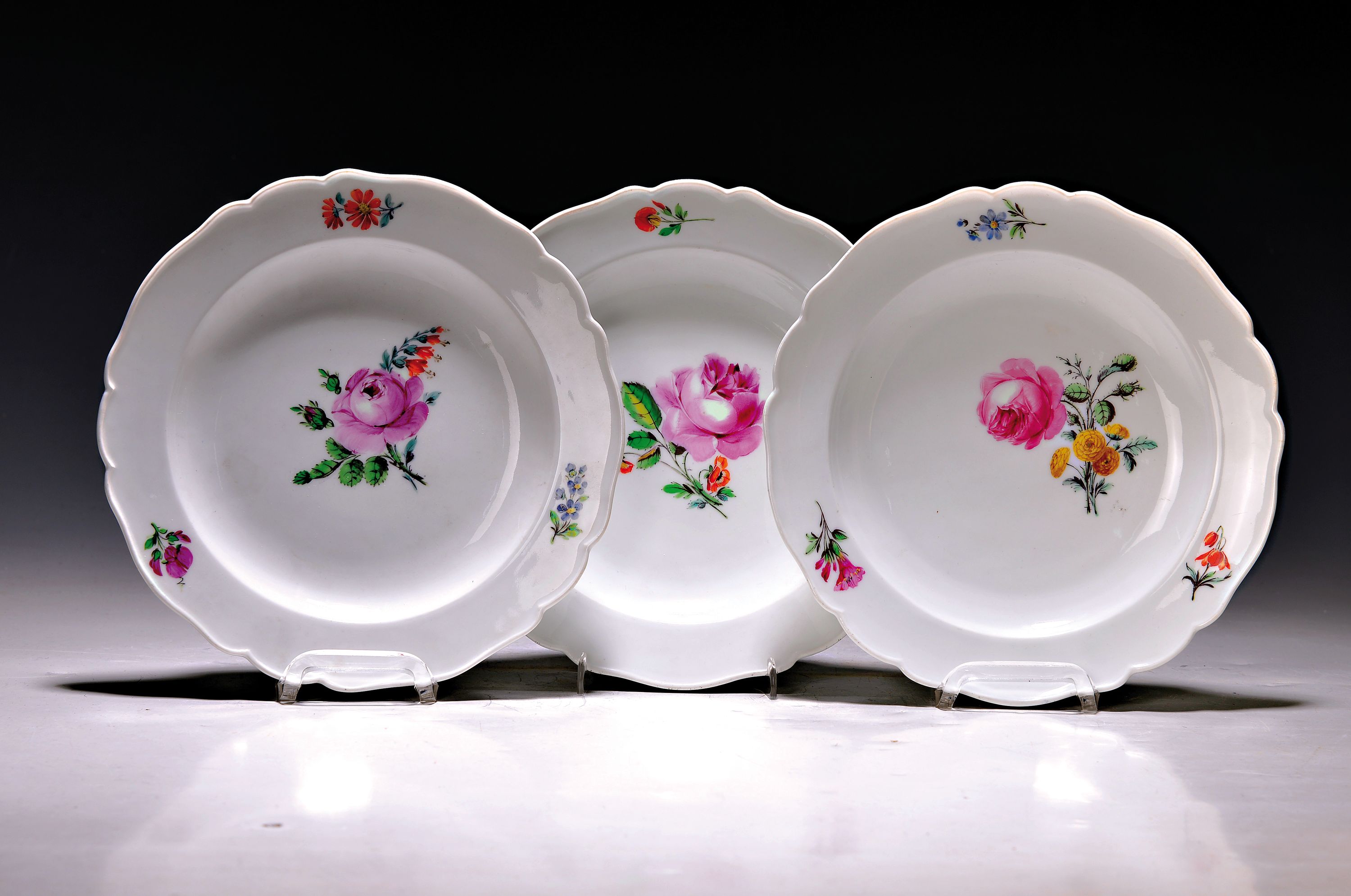 Drei Teller, Meissen, Marcolini, 1774-1814, Porzellan, mit Blumenbemalung, D. ca. 20.5 cm