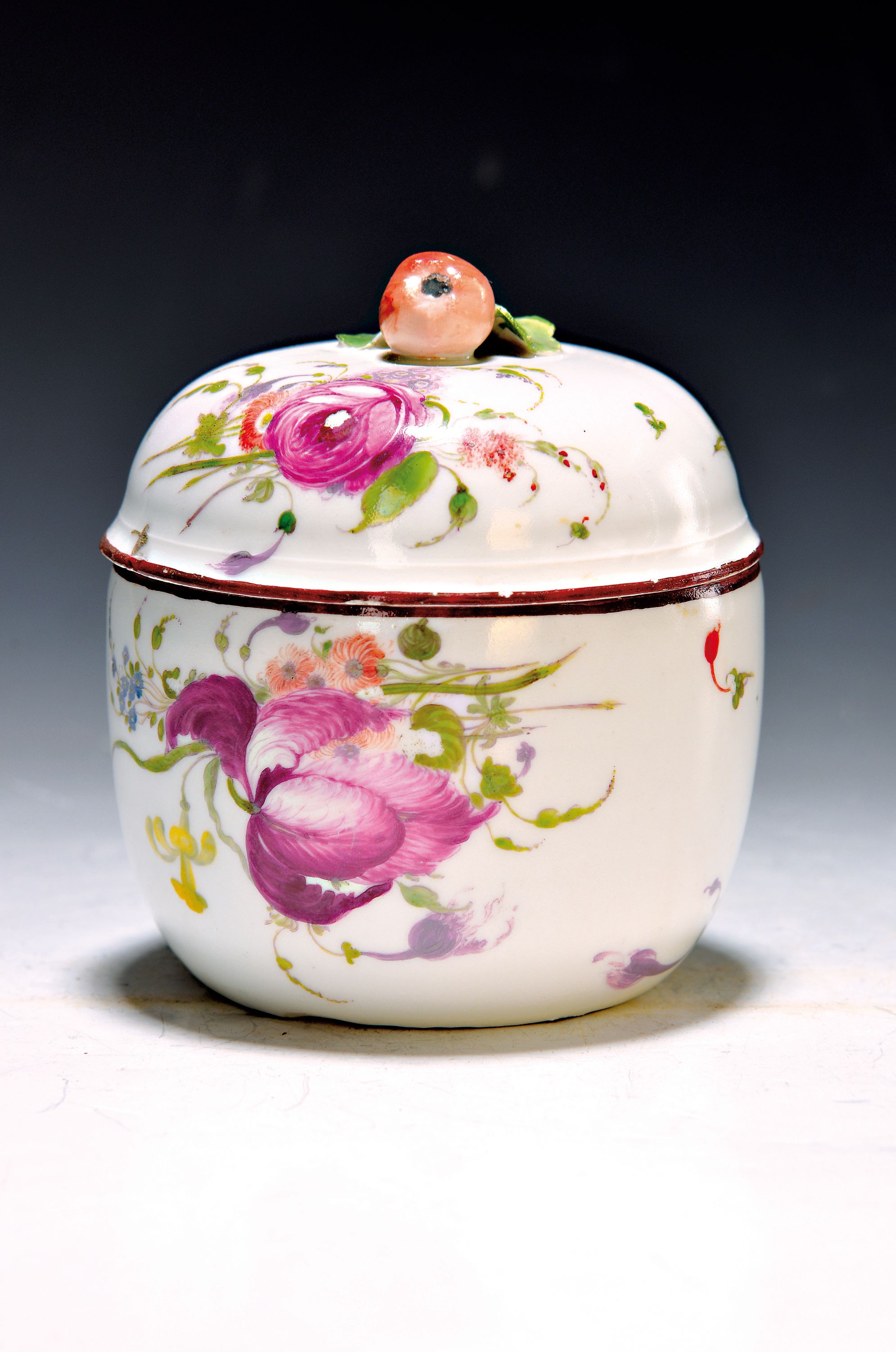 Deckeldose, Frankenthal, um 1756, Löwenmarke, Porzellan, umlaufend reich bunt bemalt mit großen Blumenbuketts und Streublumen, rotbrauner Rand, ...