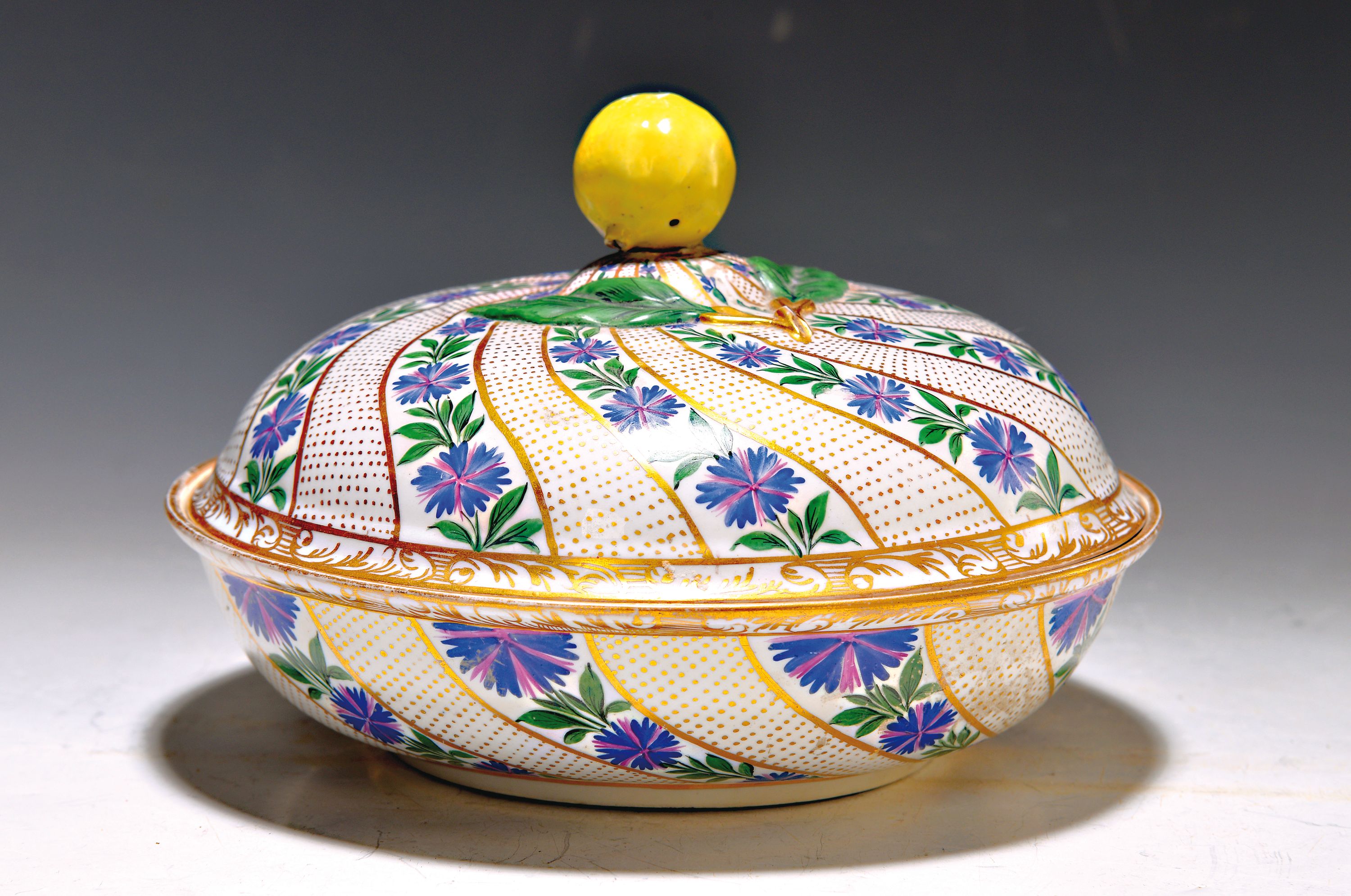Deckelschüssel, Meissen, um 1800, Porzellan, spiralförmiger Dekor mit Kornblumen und goldgepunkteten Zwischenräumen, Goldstaffage, innen ...