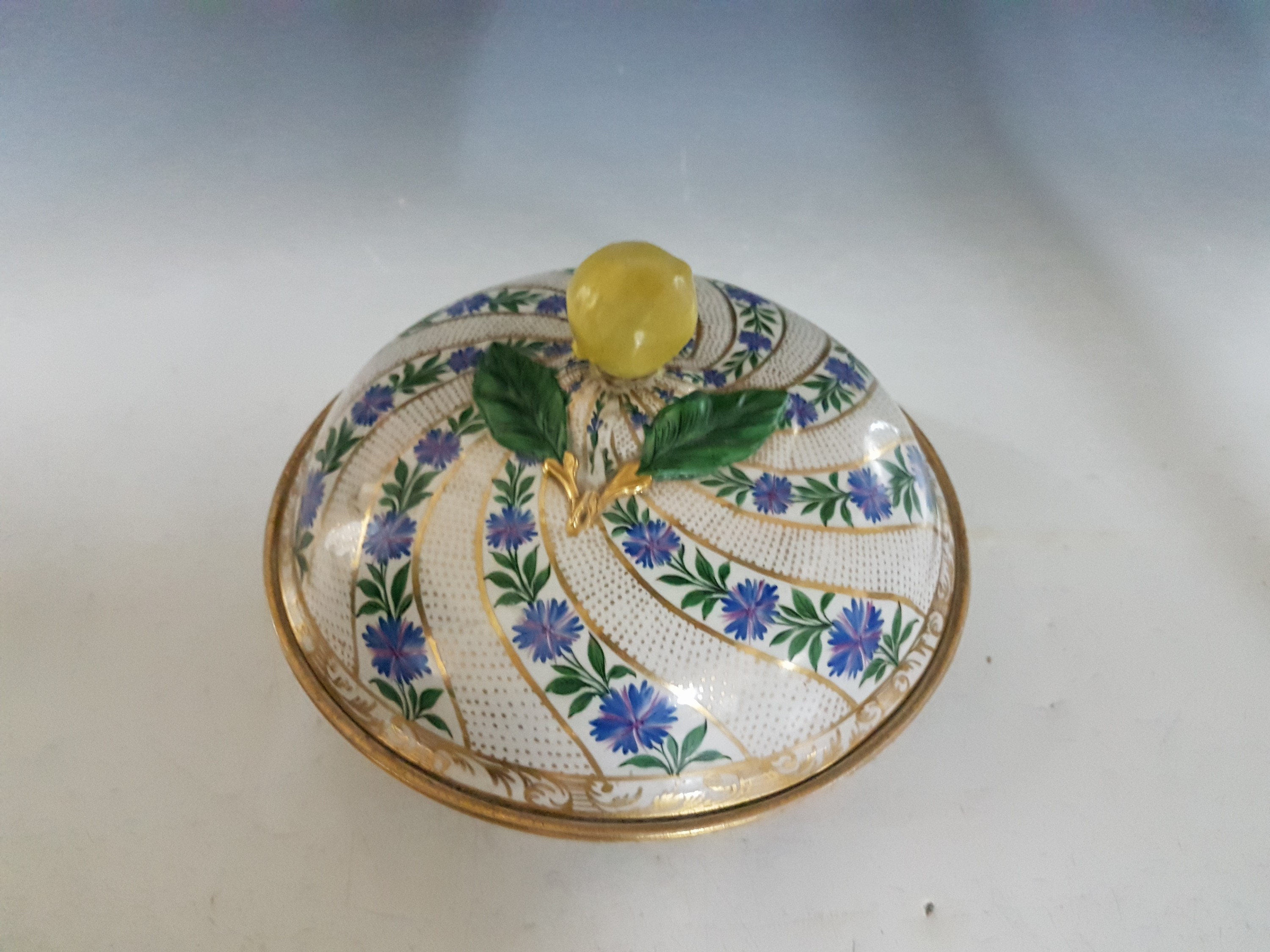 Detail a: Deckelschüssel, Meissen, um 1800, Porzellan, spiralförmiger Dekor mit Kornblumen und goldgepunkteten Zwischenräumen, Goldstaffage, innen ...