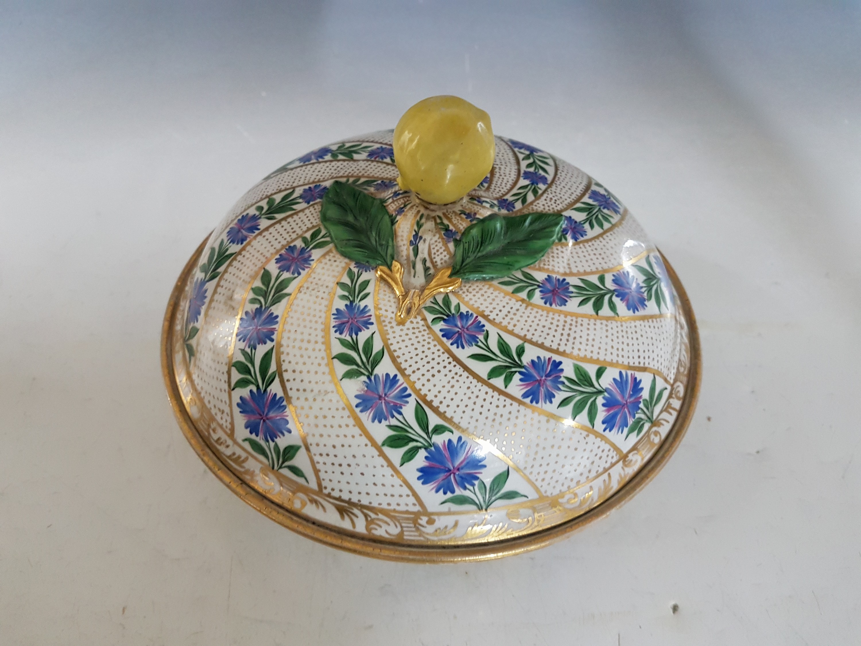 Detail b: Deckelschüssel, Meissen, um 1800, Porzellan, spiralförmiger Dekor mit Kornblumen und goldgepunkteten Zwischenräumen, Goldstaffage, innen ...