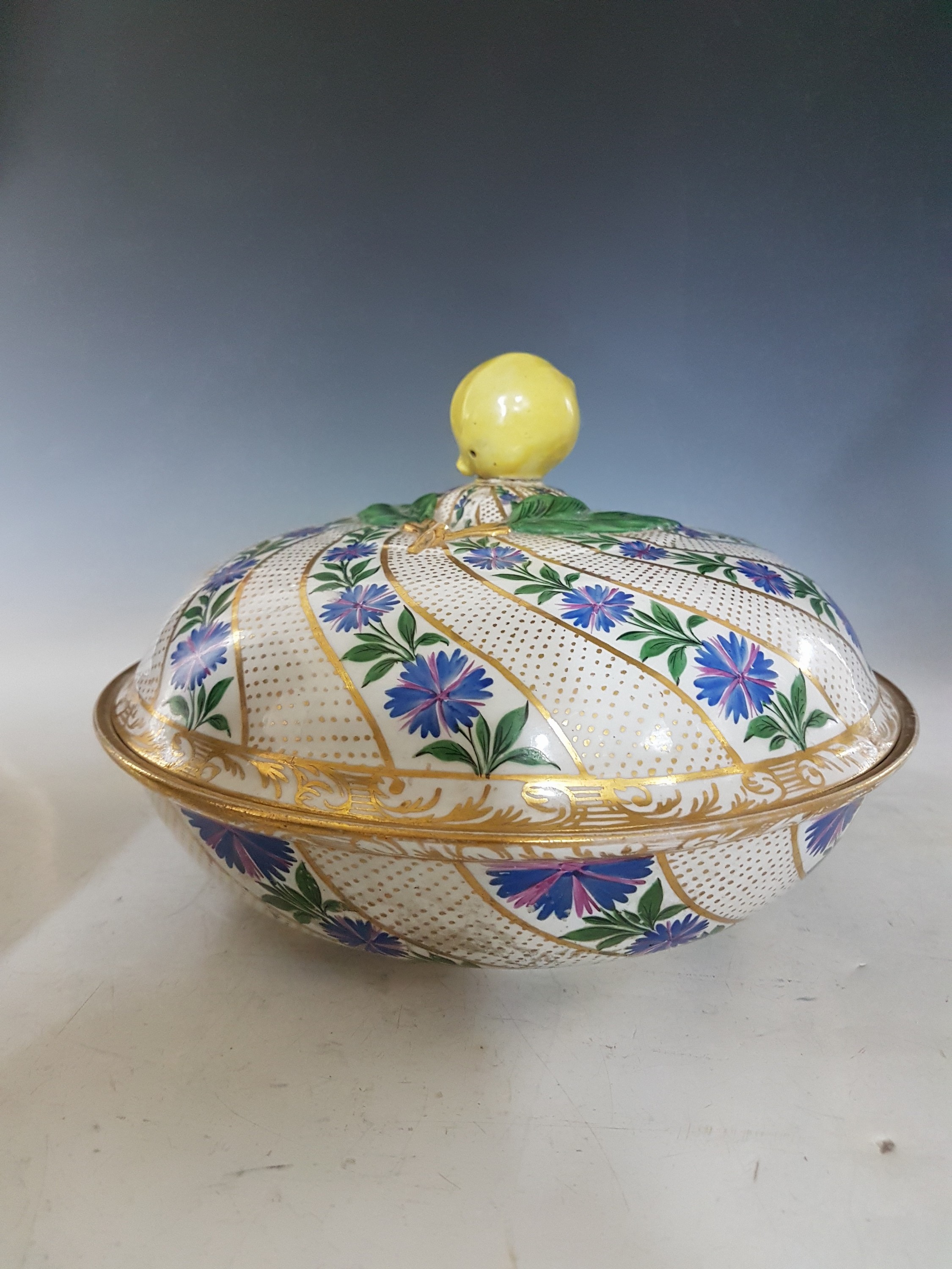Detail c: Deckelschüssel, Meissen, um 1800, Porzellan, spiralförmiger Dekor mit Kornblumen und goldgepunkteten Zwischenräumen, Goldstaffage, innen ...