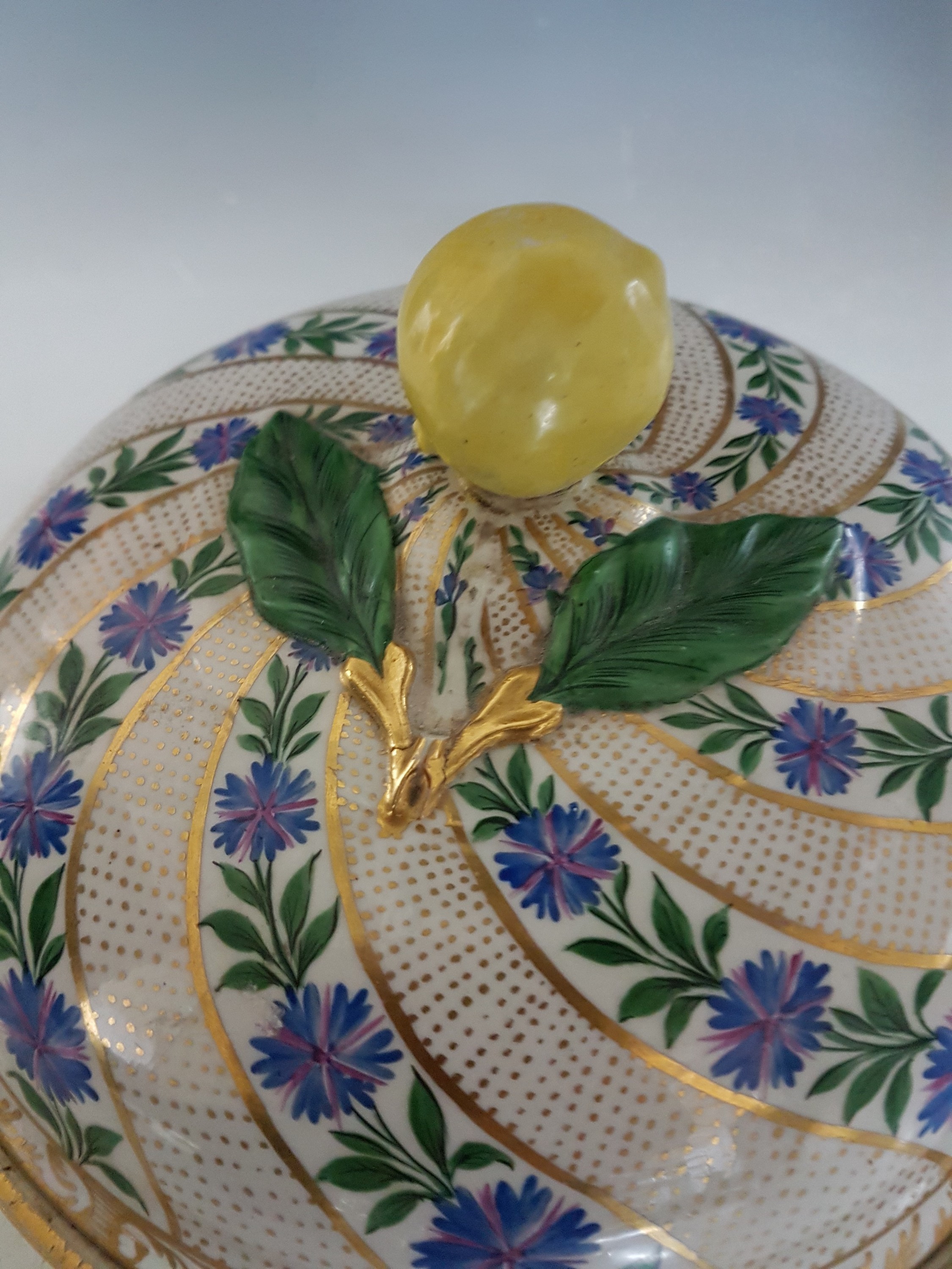 Detail d: Deckelschüssel, Meissen, um 1800, Porzellan, spiralförmiger Dekor mit Kornblumen und goldgepunkteten Zwischenräumen, Goldstaffage, innen ...