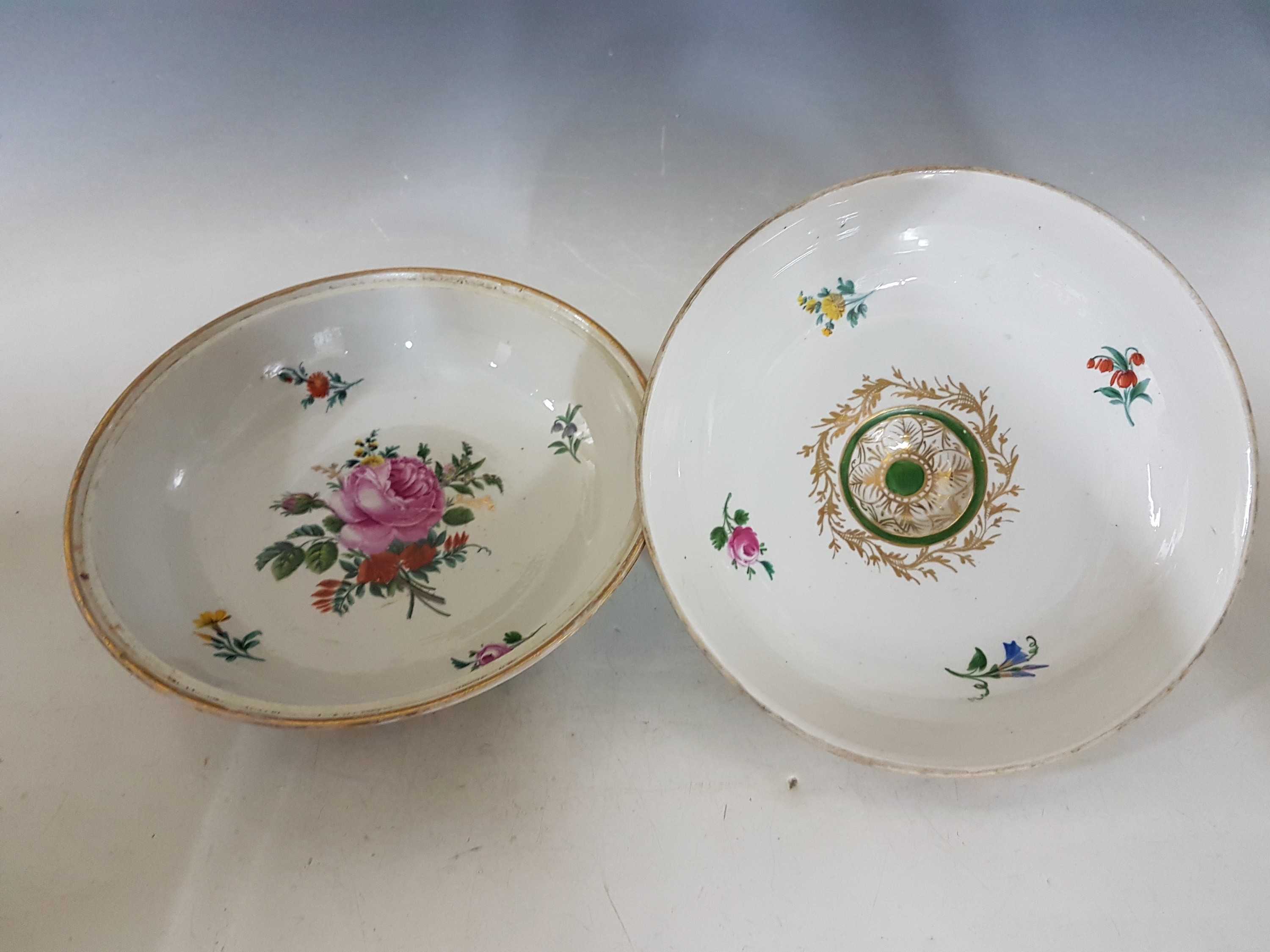 Detail e: Deckelschüssel, Meissen, um 1800, Porzellan, spiralförmiger Dekor mit Kornblumen und goldgepunkteten Zwischenräumen, Goldstaffage, innen ...