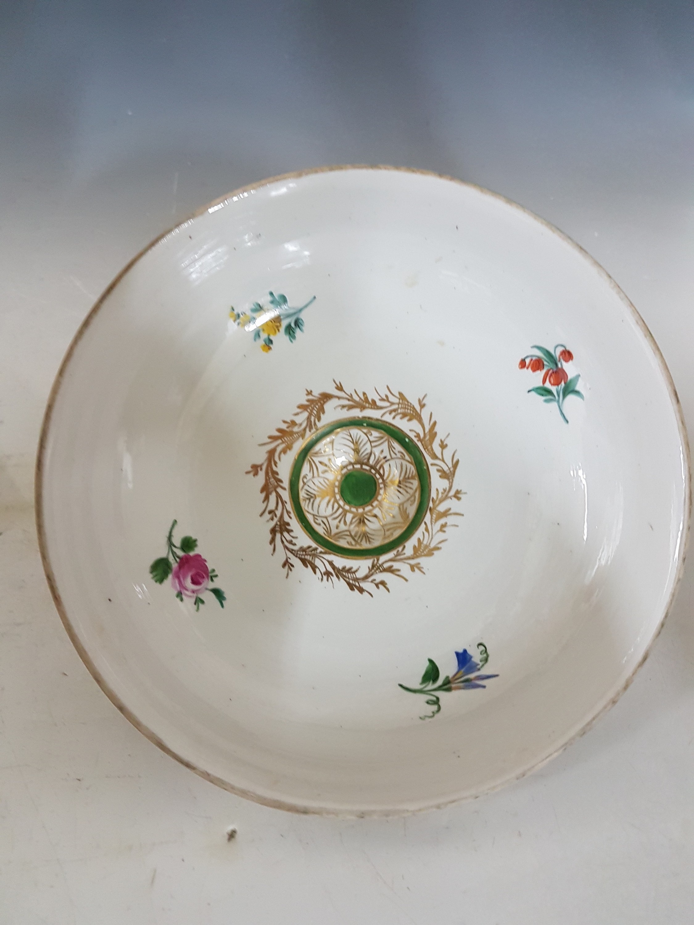 Detail f: Deckelschüssel, Meissen, um 1800, Porzellan, spiralförmiger Dekor mit Kornblumen und goldgepunkteten Zwischenräumen, Goldstaffage, innen ...