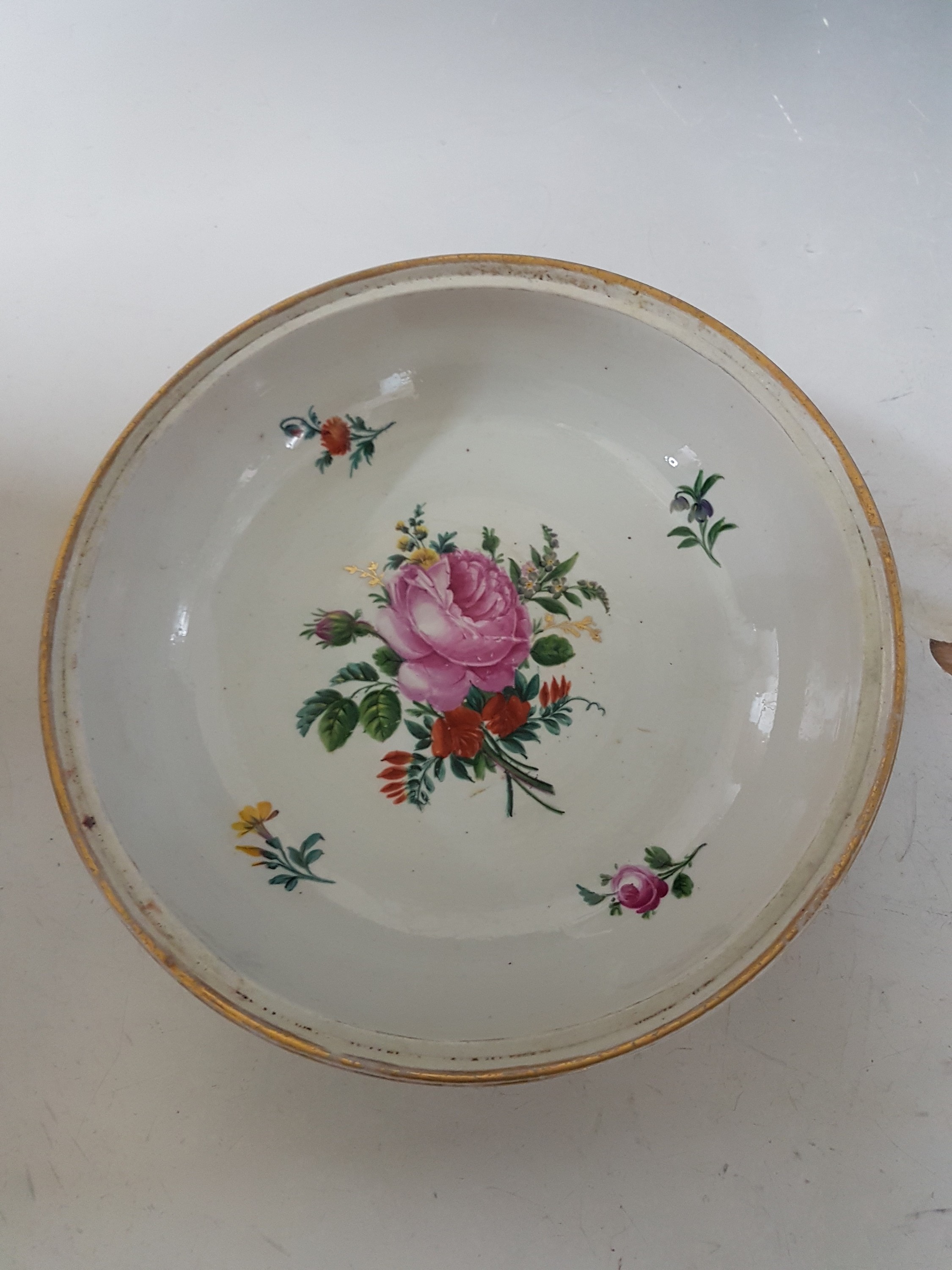 Detail g: Deckelschüssel, Meissen, um 1800, Porzellan, spiralförmiger Dekor mit Kornblumen und goldgepunkteten Zwischenräumen, Goldstaffage, innen ...