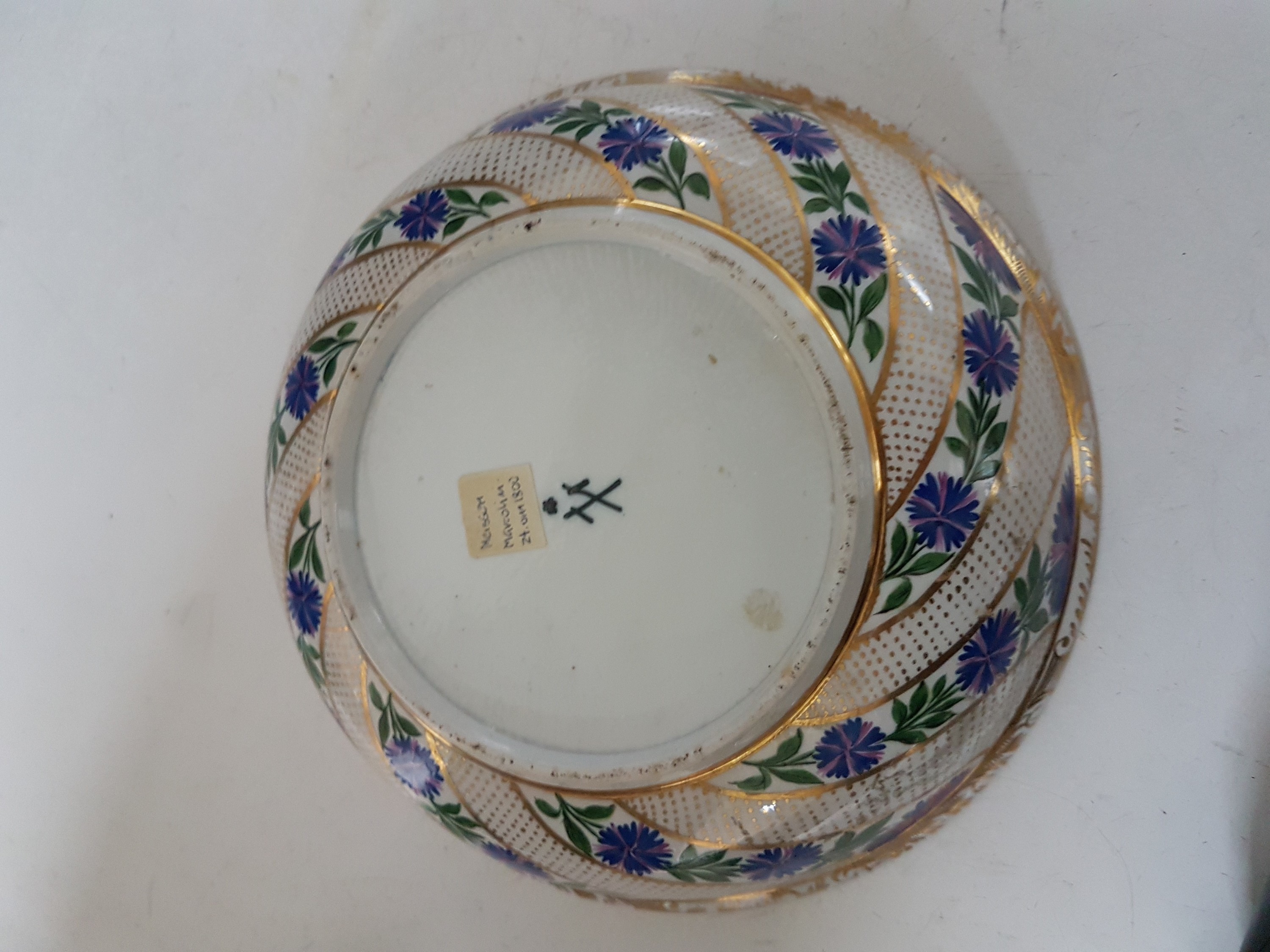 Detail h: Deckelschüssel, Meissen, um 1800, Porzellan, spiralförmiger Dekor mit Kornblumen und goldgepunkteten Zwischenräumen, Goldstaffage, innen ...