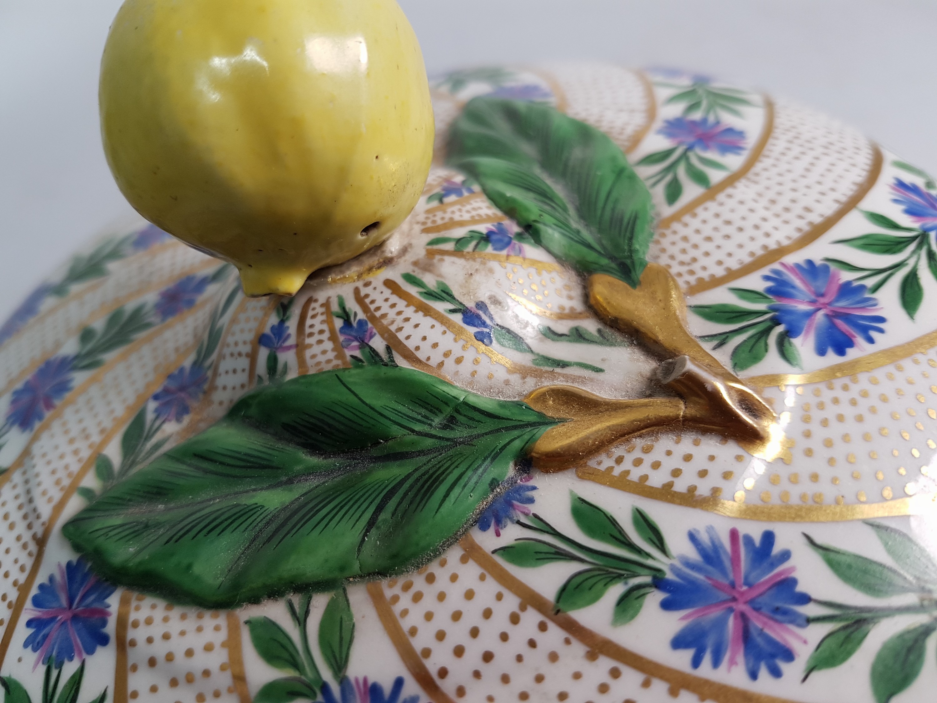 Detail i: Deckelschüssel, Meissen, um 1800, Porzellan, spiralförmiger Dekor mit Kornblumen und goldgepunkteten Zwischenräumen, Goldstaffage, innen ...