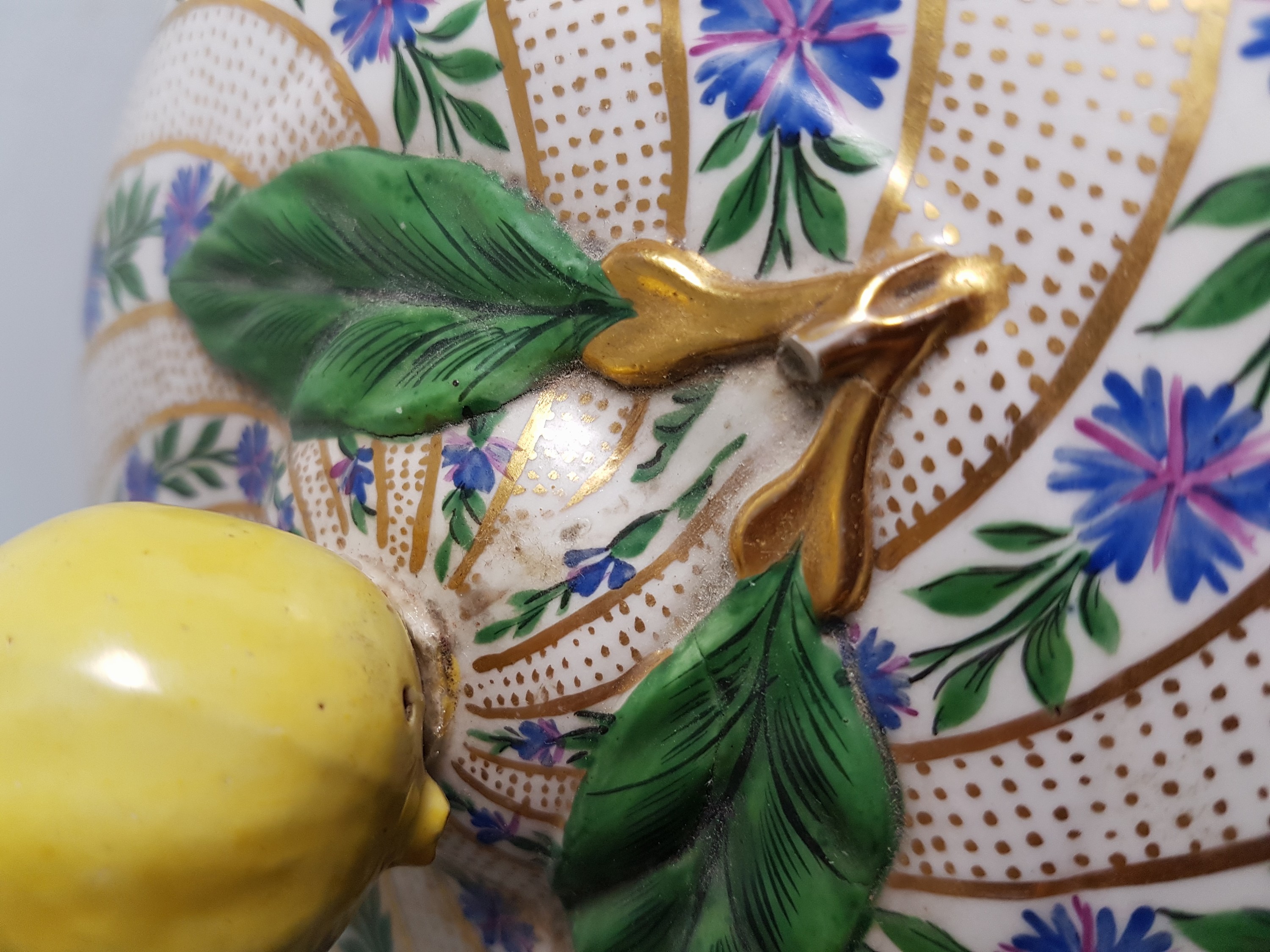 Detail j: Deckelschüssel, Meissen, um 1800, Porzellan, spiralförmiger Dekor mit Kornblumen und goldgepunkteten Zwischenräumen, Goldstaffage, innen ...