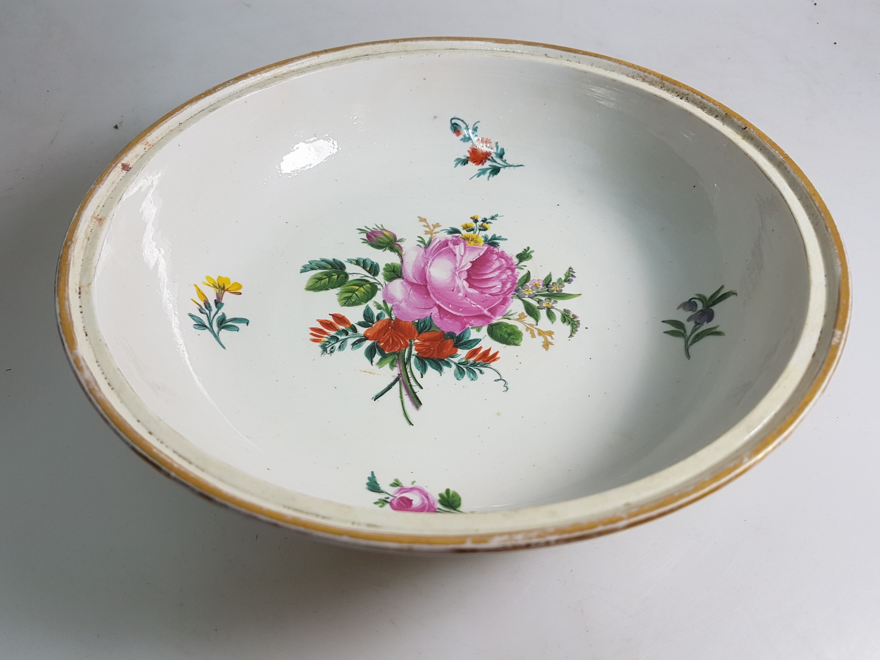 Detail k: Deckelschüssel, Meissen, um 1800, Porzellan, spiralförmiger Dekor mit Kornblumen und goldgepunkteten Zwischenräumen, Goldstaffage, innen ...