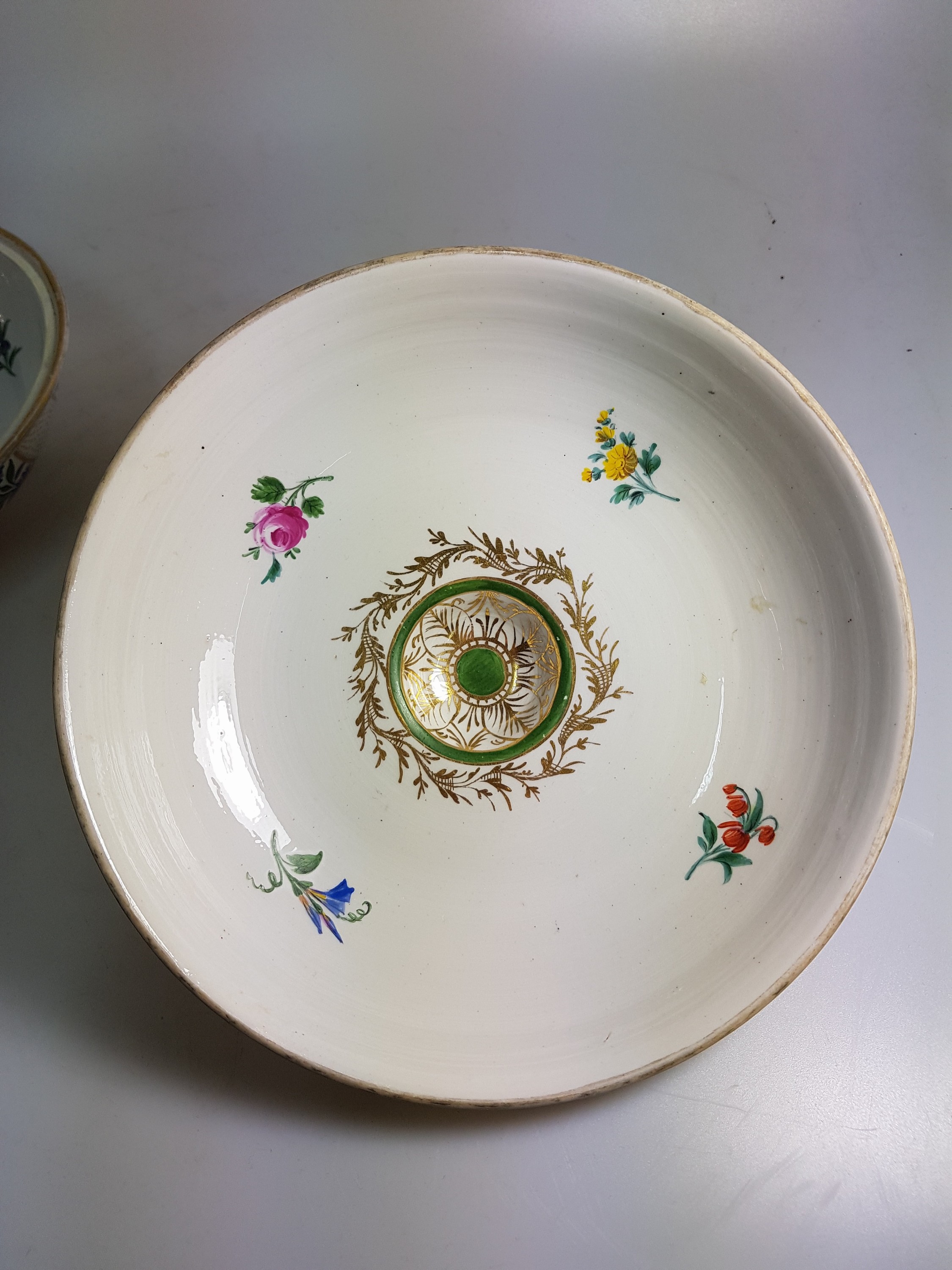 Detail l: Deckelschüssel, Meissen, um 1800, Porzellan, spiralförmiger Dekor mit Kornblumen und goldgepunkteten Zwischenräumen, Goldstaffage, innen ...