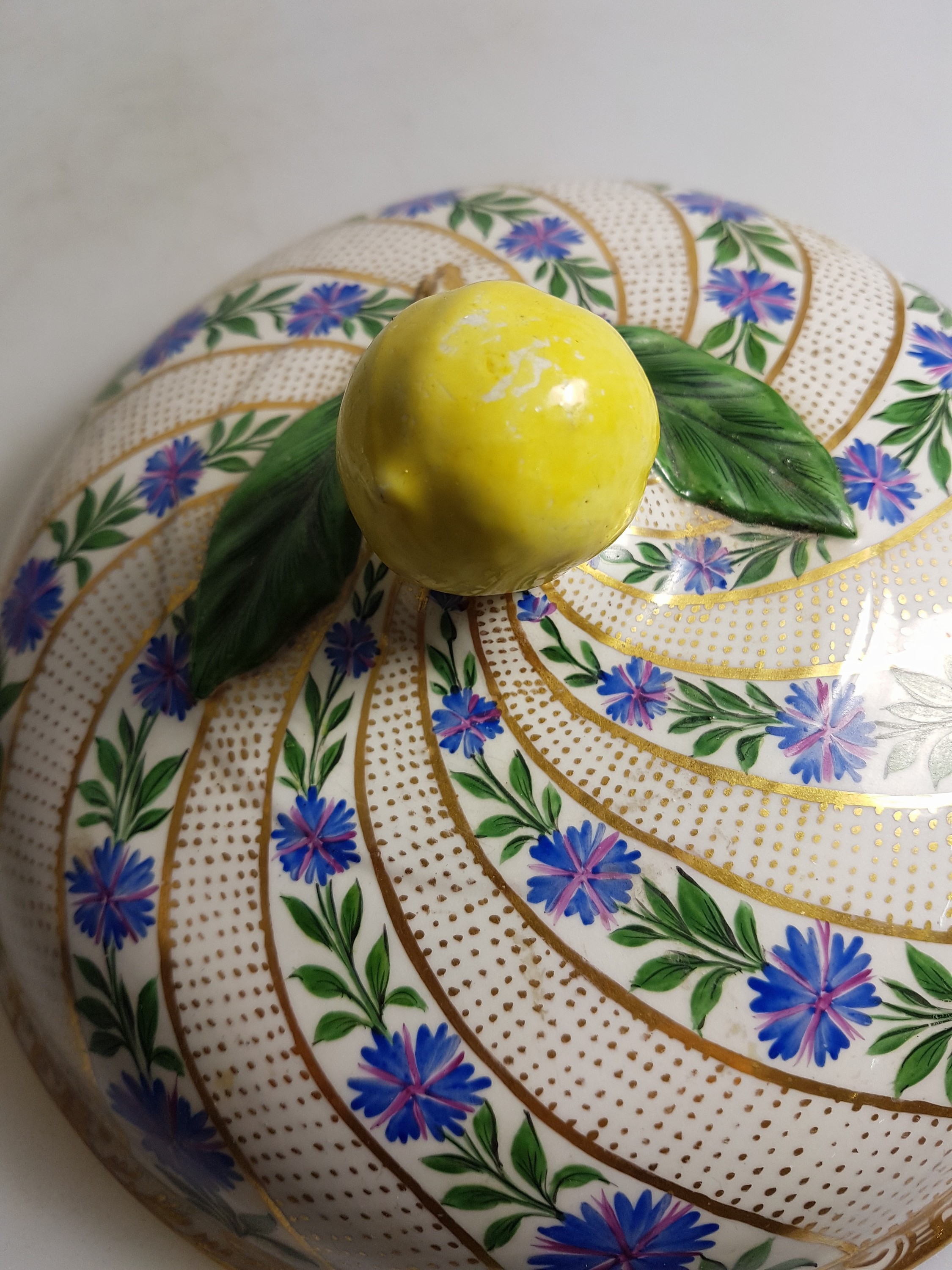 Detail m: Deckelschüssel, Meissen, um 1800, Porzellan, spiralförmiger Dekor mit Kornblumen und goldgepunkteten Zwischenräumen, Goldstaffage, innen ...