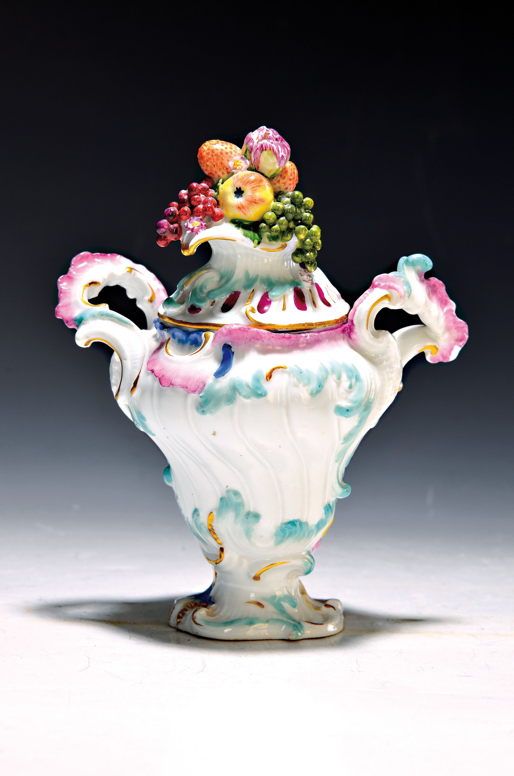Deckelgefäß/Senfgefäß, Meissen, Punktzeit, um 1760, Porzellan, Rokokoform, Doppelhenkel, Bekrönung mit Früchten, Goldstaffage, polychrom ...