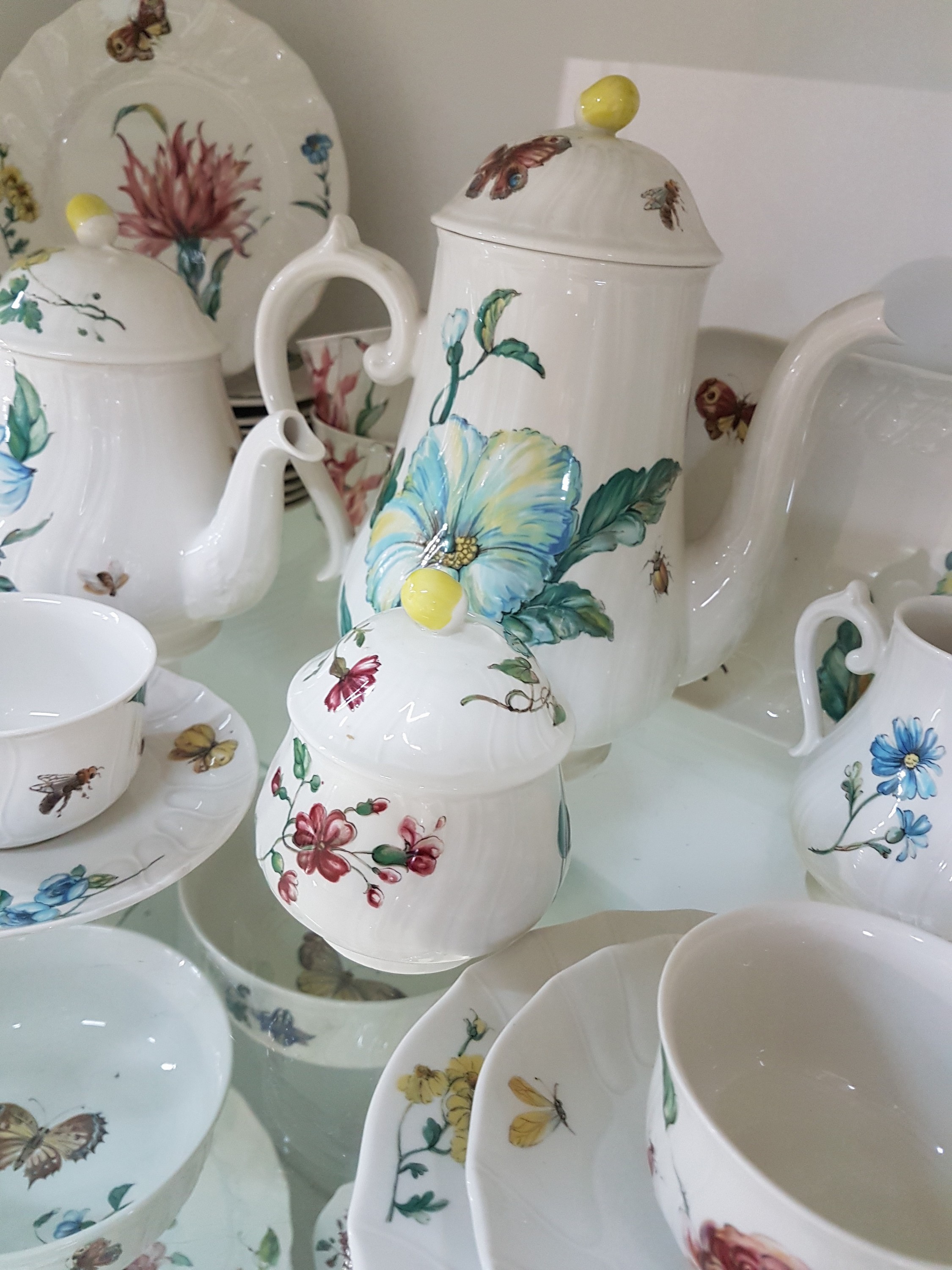 Detail c: Kaffee-, Tee- und Speiseservice, Villeroy & Boch Luxembourg, Dekor: Bouquet, Kaffeekanne, Teekanne, Zuckerdose, Milchkännchen, 6 Kaffeetassen mit ...