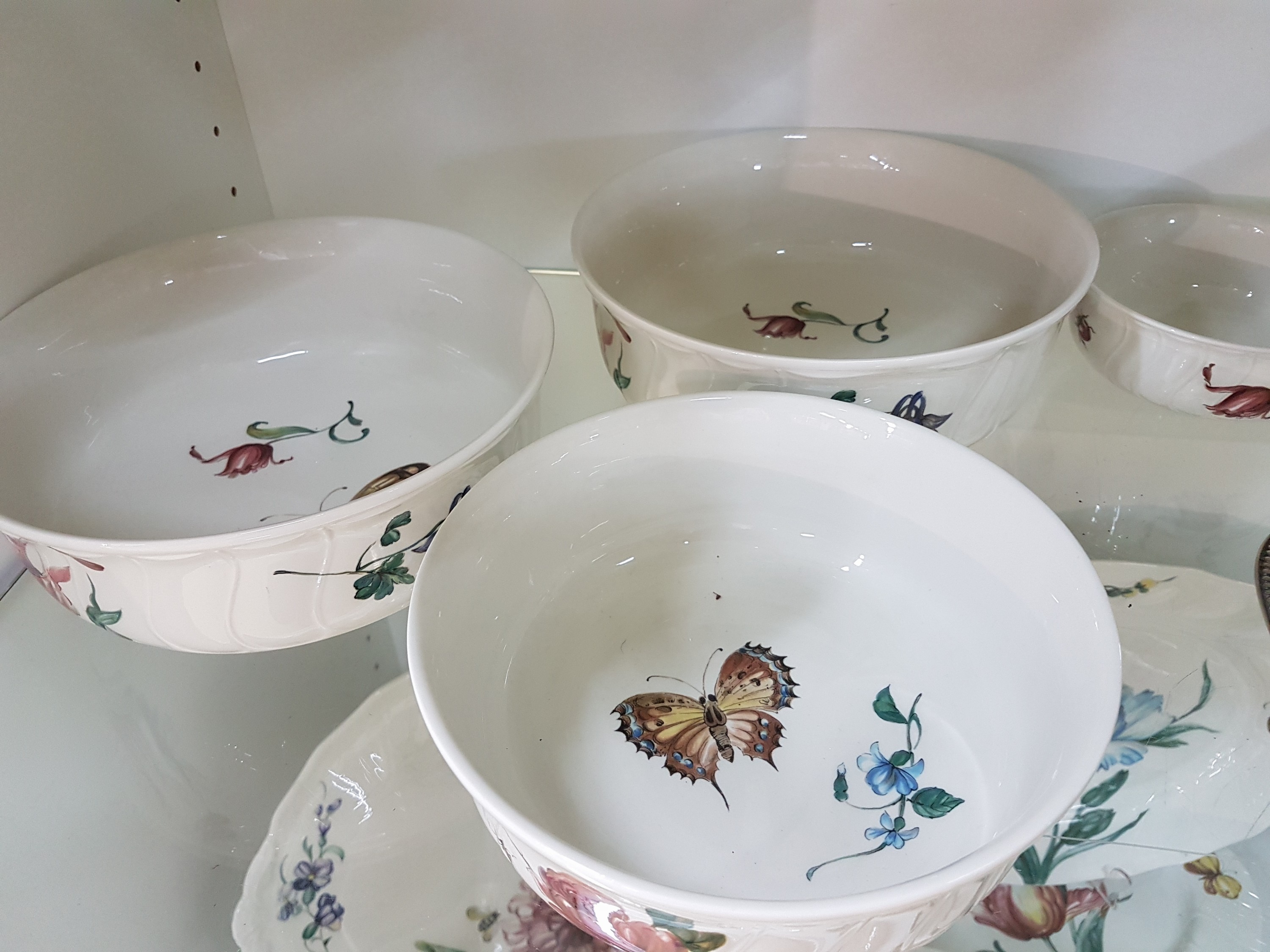 Detail d: Kaffee-, Tee- und Speiseservice, Villeroy & Boch Luxembourg, Dekor: Bouquet, Kaffeekanne, Teekanne, Zuckerdose, Milchkännchen, 6 Kaffeetassen mit ...