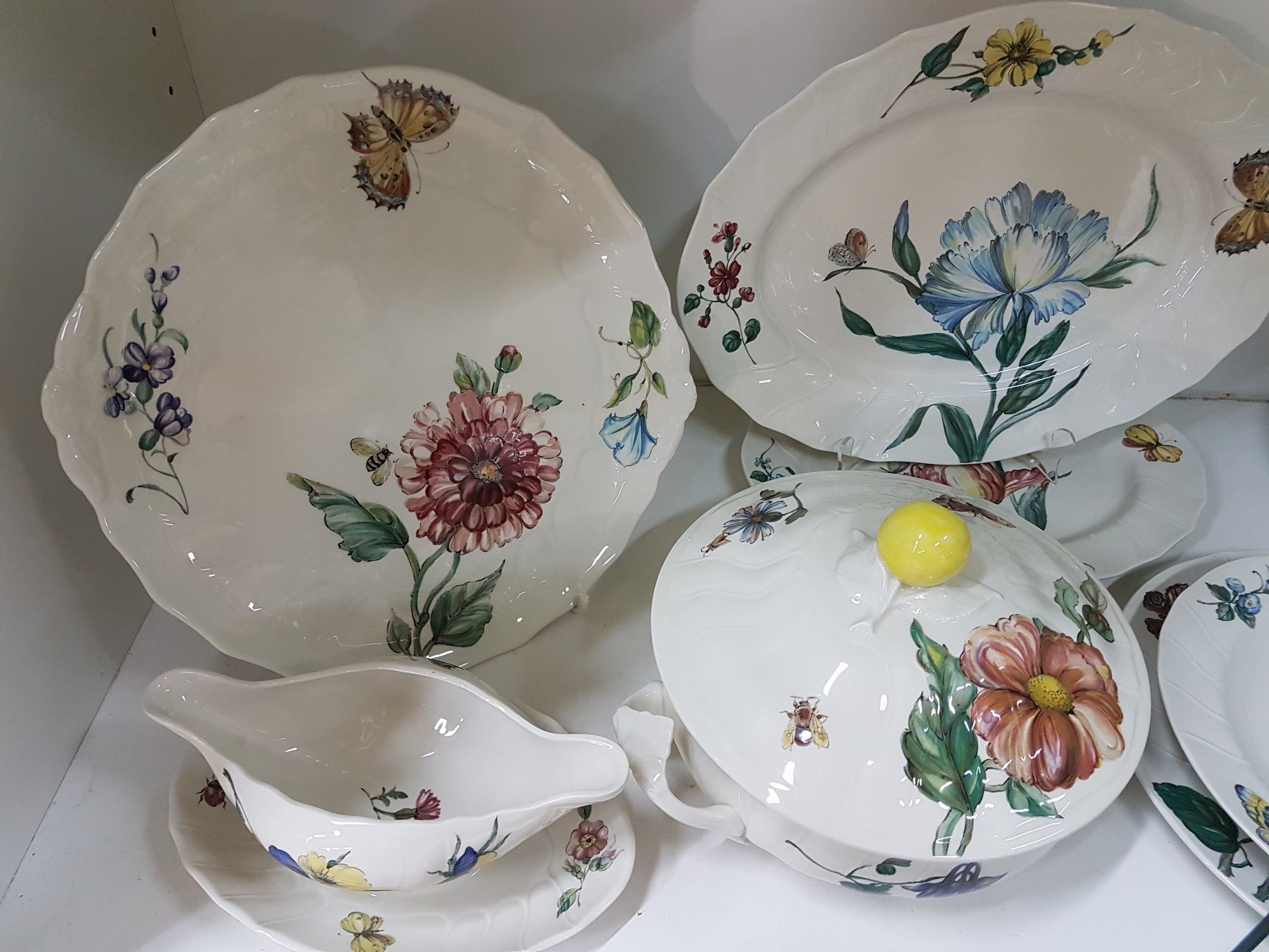 Detail e: Kaffee-, Tee- und Speiseservice, Villeroy & Boch Luxembourg, Dekor: Bouquet, Kaffeekanne, Teekanne, Zuckerdose, Milchkännchen, 6 Kaffeetassen mit ...
