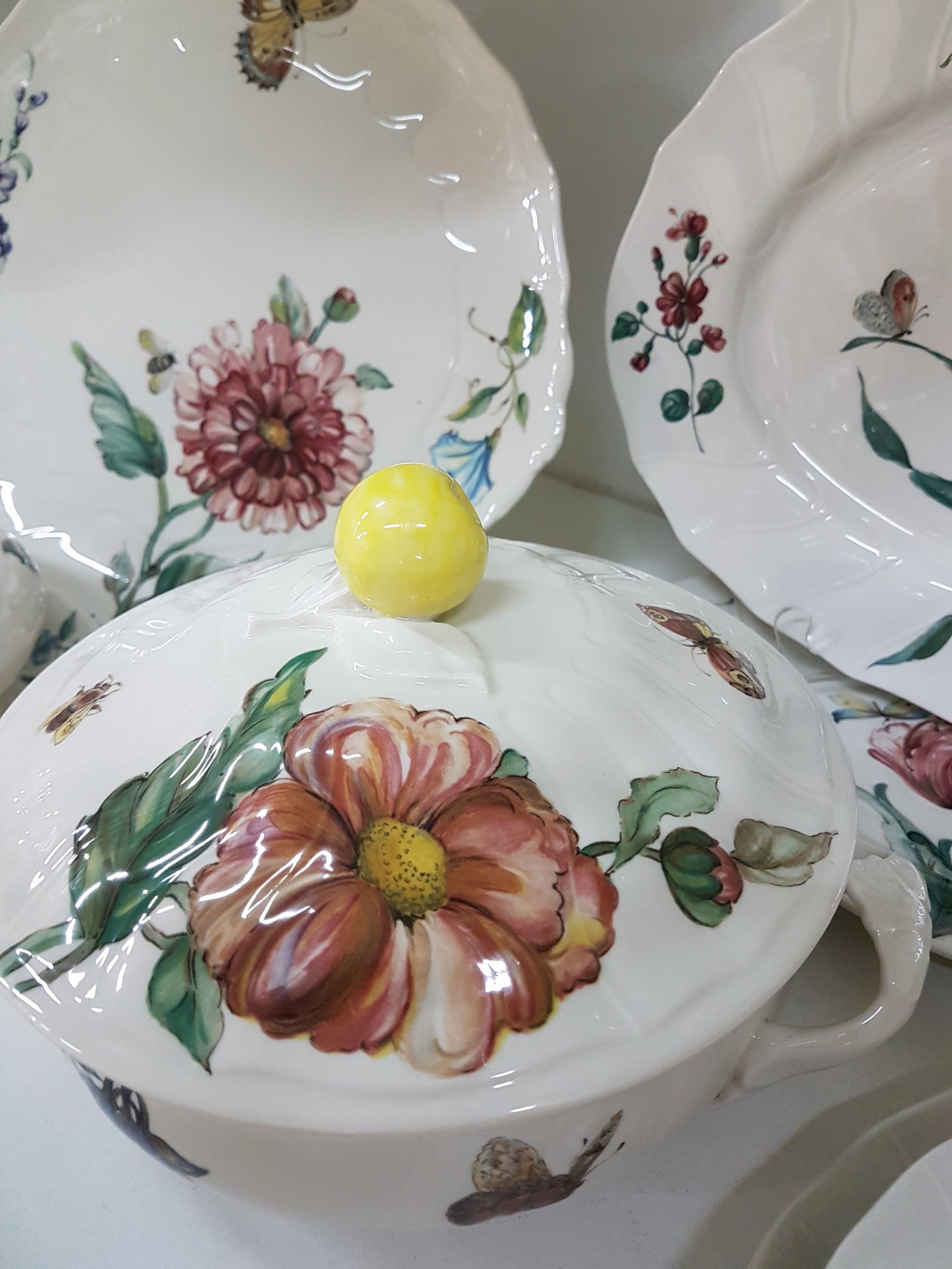 Detail g: Kaffee-, Tee- und Speiseservice, Villeroy & Boch Luxembourg, Dekor: Bouquet, Kaffeekanne, Teekanne, Zuckerdose, Milchkännchen, 6 Kaffeetassen mit ...