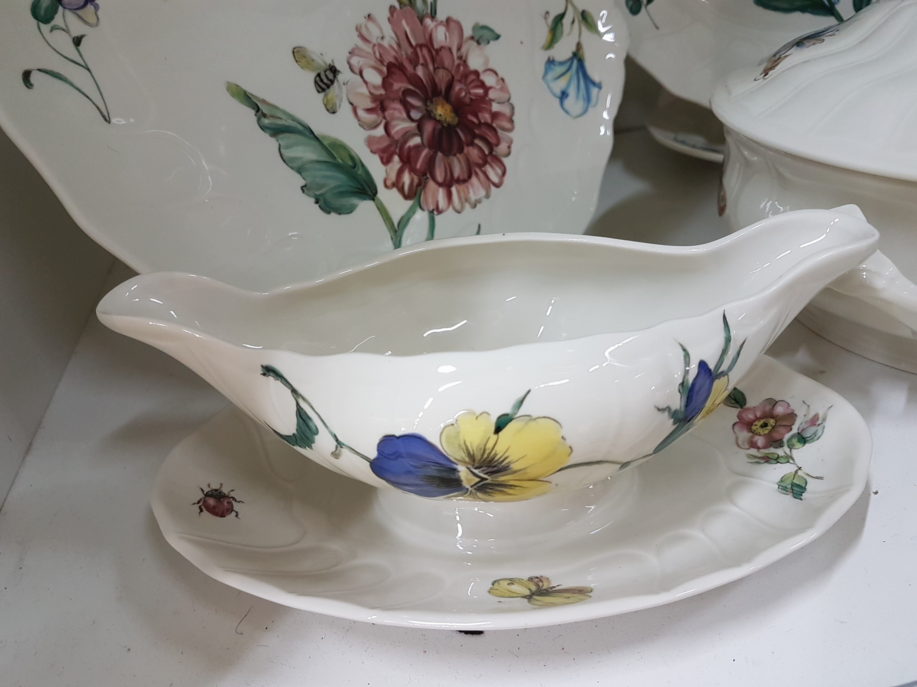 Detail j: Kaffee-, Tee- und Speiseservice, Villeroy & Boch Luxembourg, Dekor: Bouquet, Kaffeekanne, Teekanne, Zuckerdose, Milchkännchen, 6 Kaffeetassen mit ...