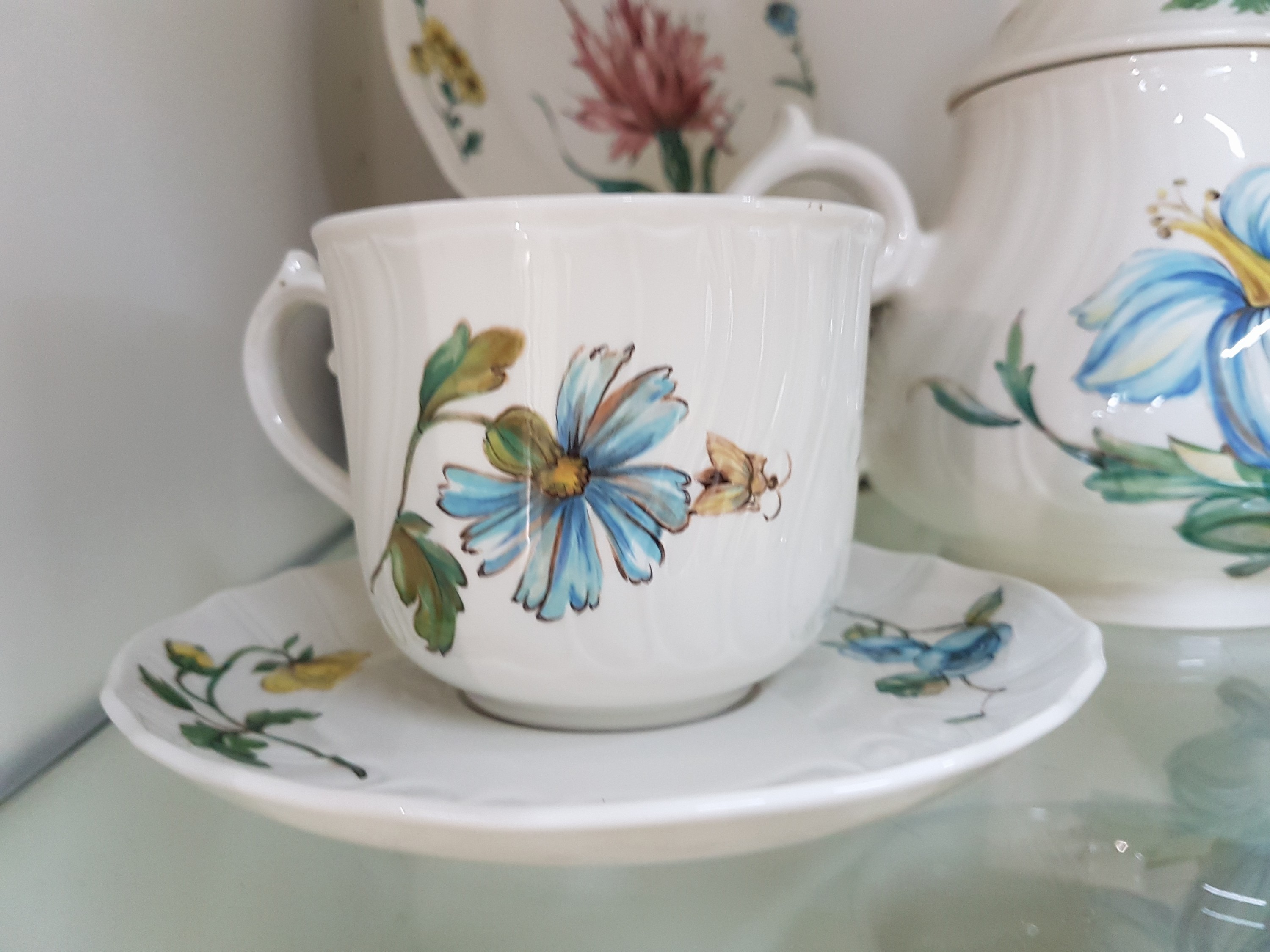 Detail n: Kaffee-, Tee- und Speiseservice, Villeroy & Boch Luxembourg, Dekor: Bouquet, Kaffeekanne, Teekanne, Zuckerdose, Milchkännchen, 6 Kaffeetassen mit ...