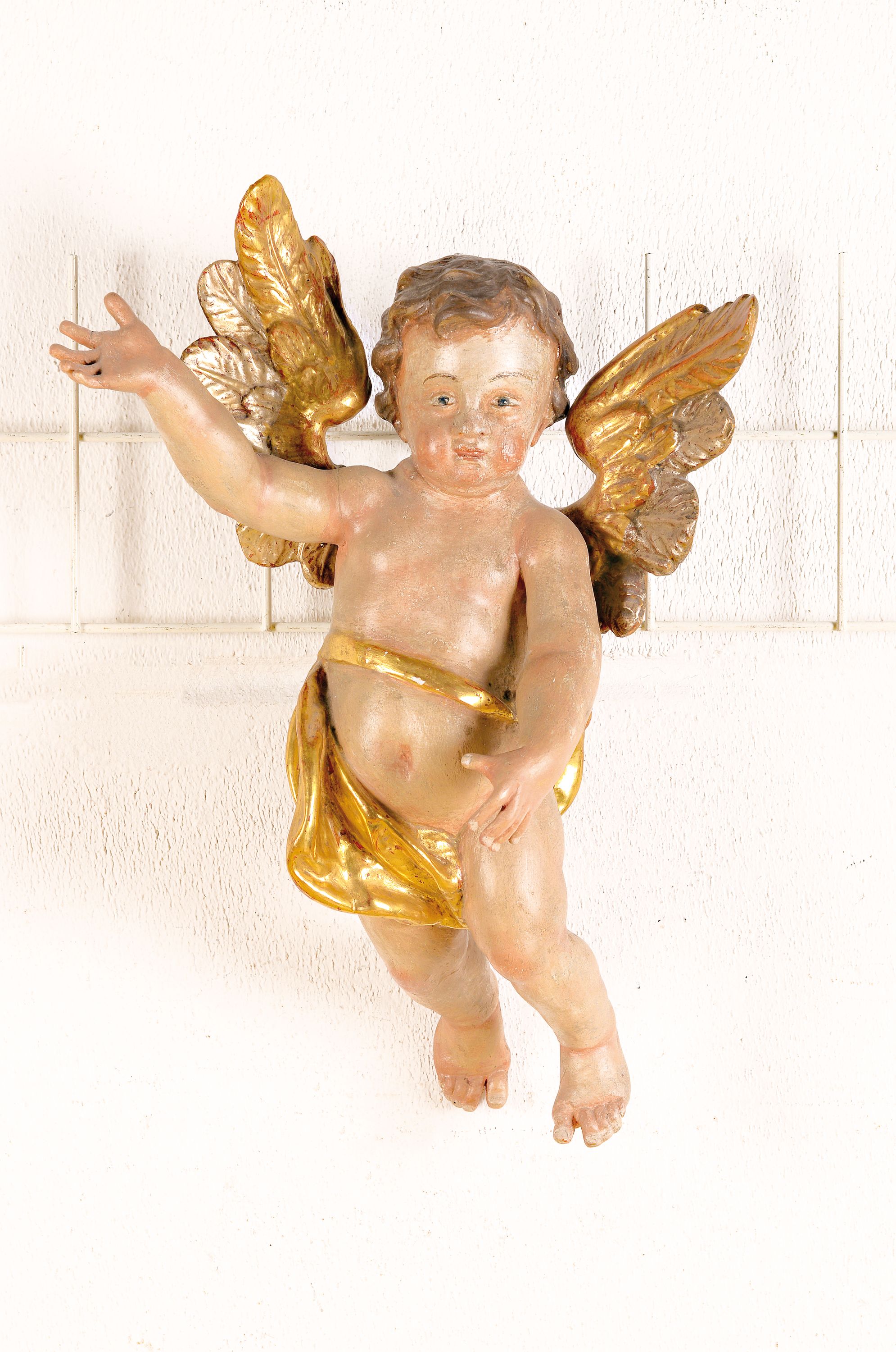 Putto, süddeutsch, 2. Hälfte 18. Jh., barock, Lindenholz geschnitzt, polychrom und golden gefaßt, leichte Altersspuren, H. ca. 48cm