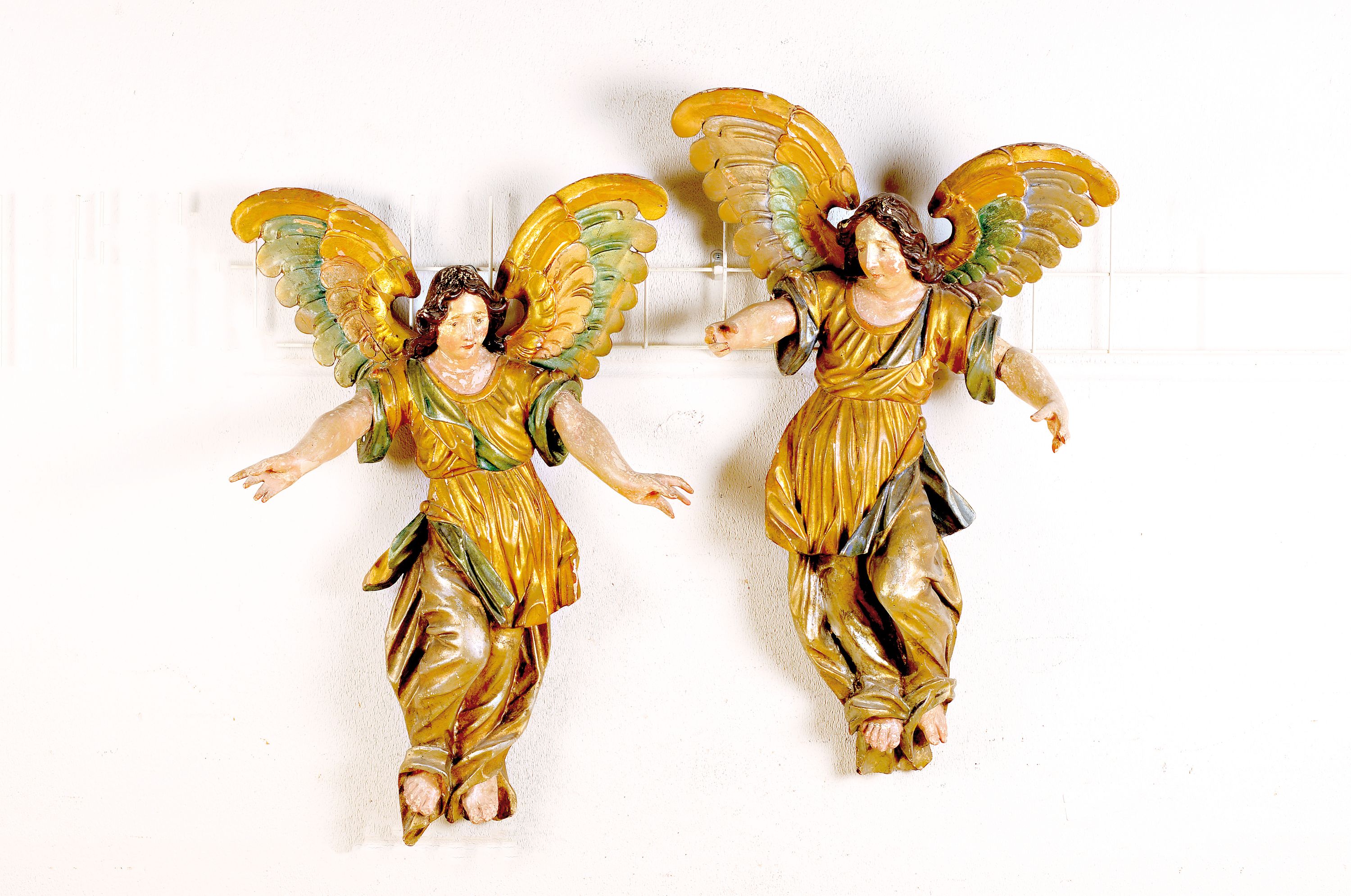 Paar große Barock-Engel, süddeutsch, um 1760-1780, Lindenholz geschnitzt, polychrom und in verschiedenen Goldtönen gefaßt, mehrere Finger fehlen, ...