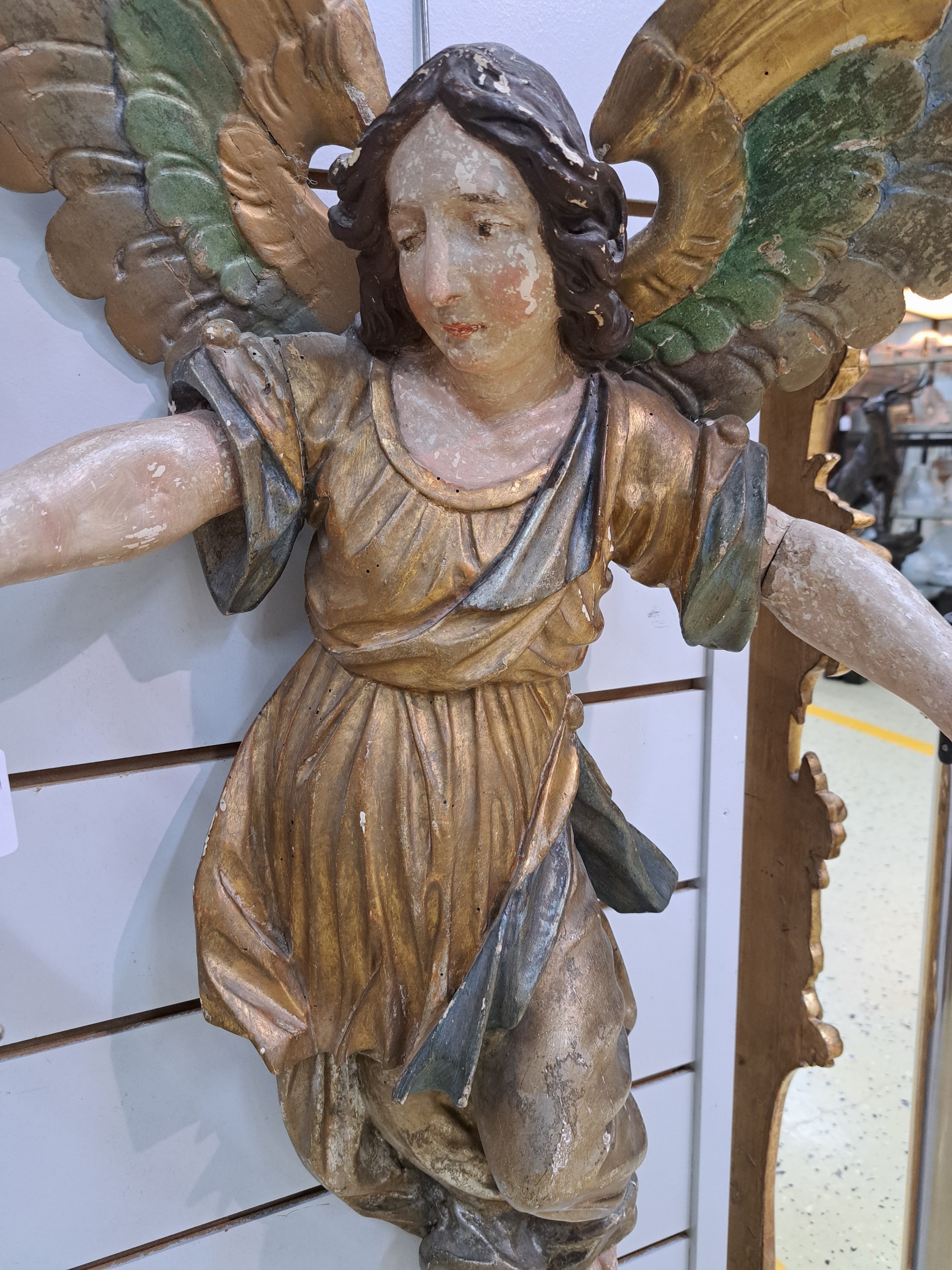 Detail a: Paar große Barock-Engel, süddeutsch, um 1760-1780, Lindenholz geschnitzt, polychrom und in verschiedenen Goldtönen gefaßt, mehrere Finger fehlen, ...