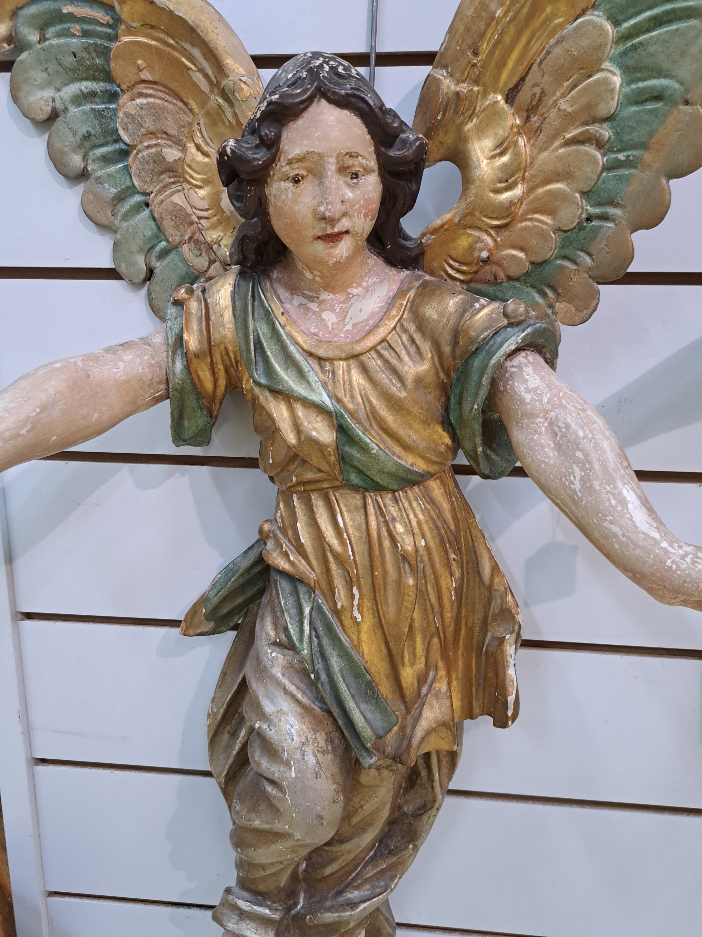 Detail b: Paar große Barock-Engel, süddeutsch, um 1760-1780, Lindenholz geschnitzt, polychrom und in verschiedenen Goldtönen gefaßt, mehrere Finger fehlen, ...