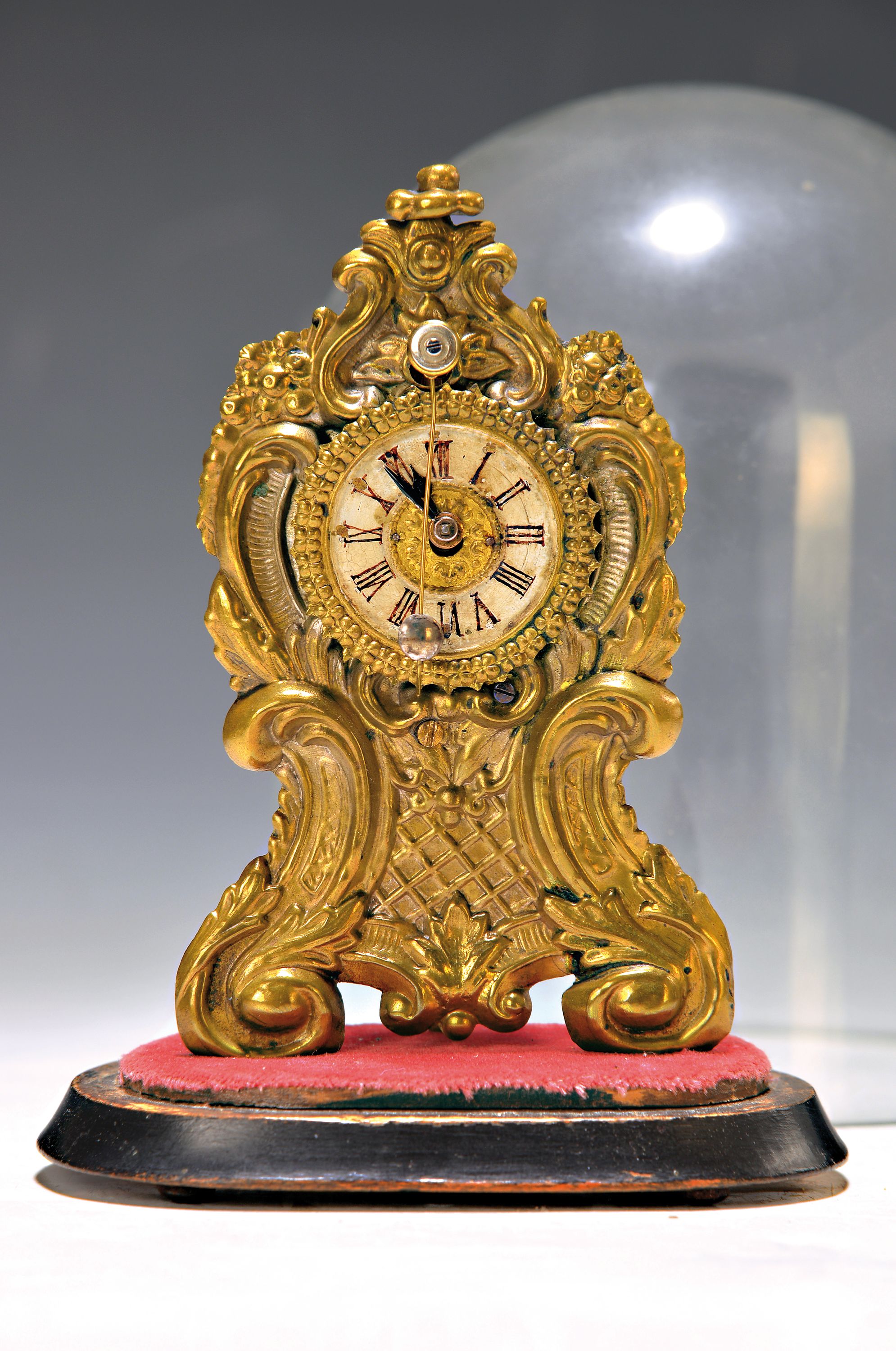 Miniatur Vorderzappler, süddt. um 1850, Holzsockel mit Mineralglasdom (gehört ursprünglich nicht zusammen), geprägtes Messing in Rokokoform, ...