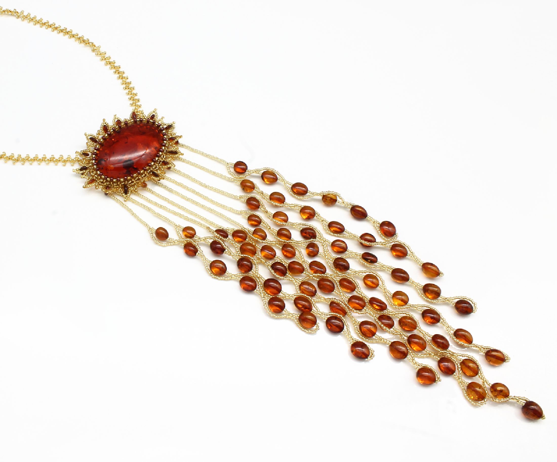 Detail b: Bernstein-Collier, baltischer Bernstein, Mittelteil mit Bernstein-Cabochon, 9 lange bewegliche Abhängungen, geknotet mit Bernsteinoliven, Bernstein ...