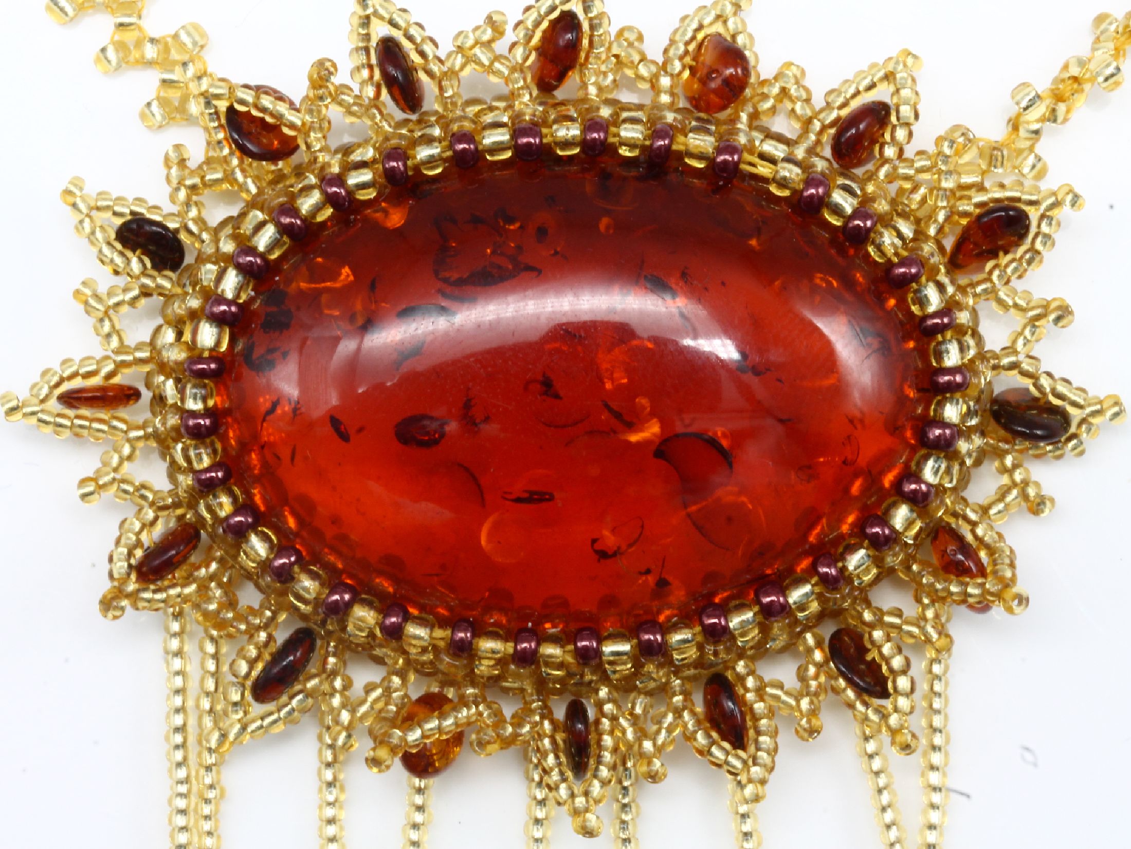 Detail c: Bernstein-Collier, baltischer Bernstein, Mittelteil mit Bernstein-Cabochon, 9 lange bewegliche Abhängungen, geknotet mit Bernsteinoliven, Bernstein ...