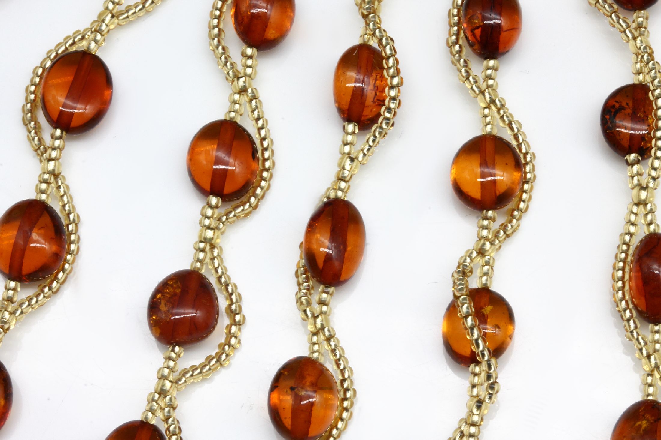 Detail d: Bernstein-Collier, baltischer Bernstein, Mittelteil mit Bernstein-Cabochon, 9 lange bewegliche Abhängungen, geknotet mit Bernsteinoliven, Bernstein ...