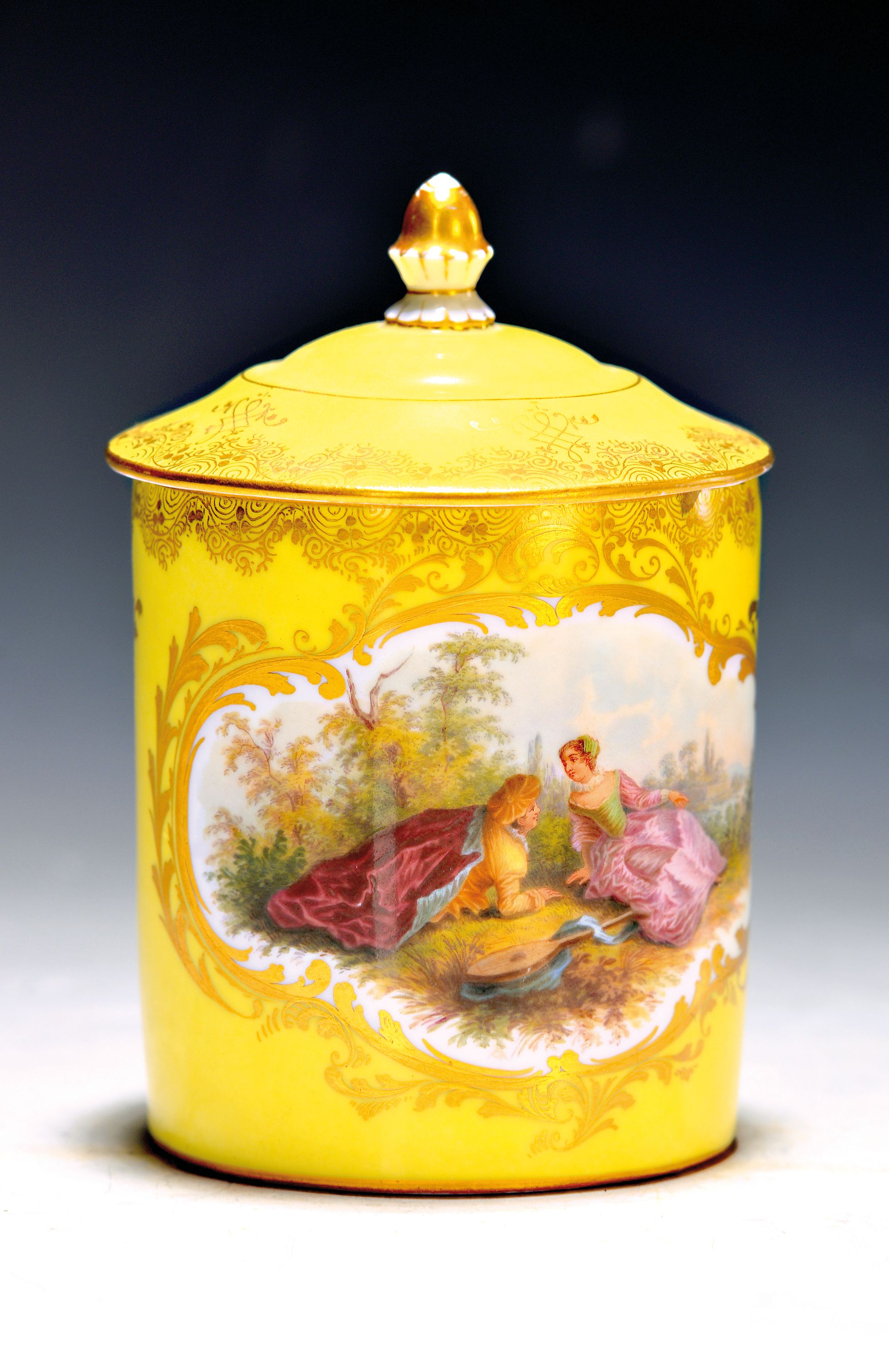 Große Deckeltasse, Meissen, um 1880, Porzellan, zitronengelber Fond, in großer goldgerahmter Kartusche qualitätvolle Malerei einer romantischen ...