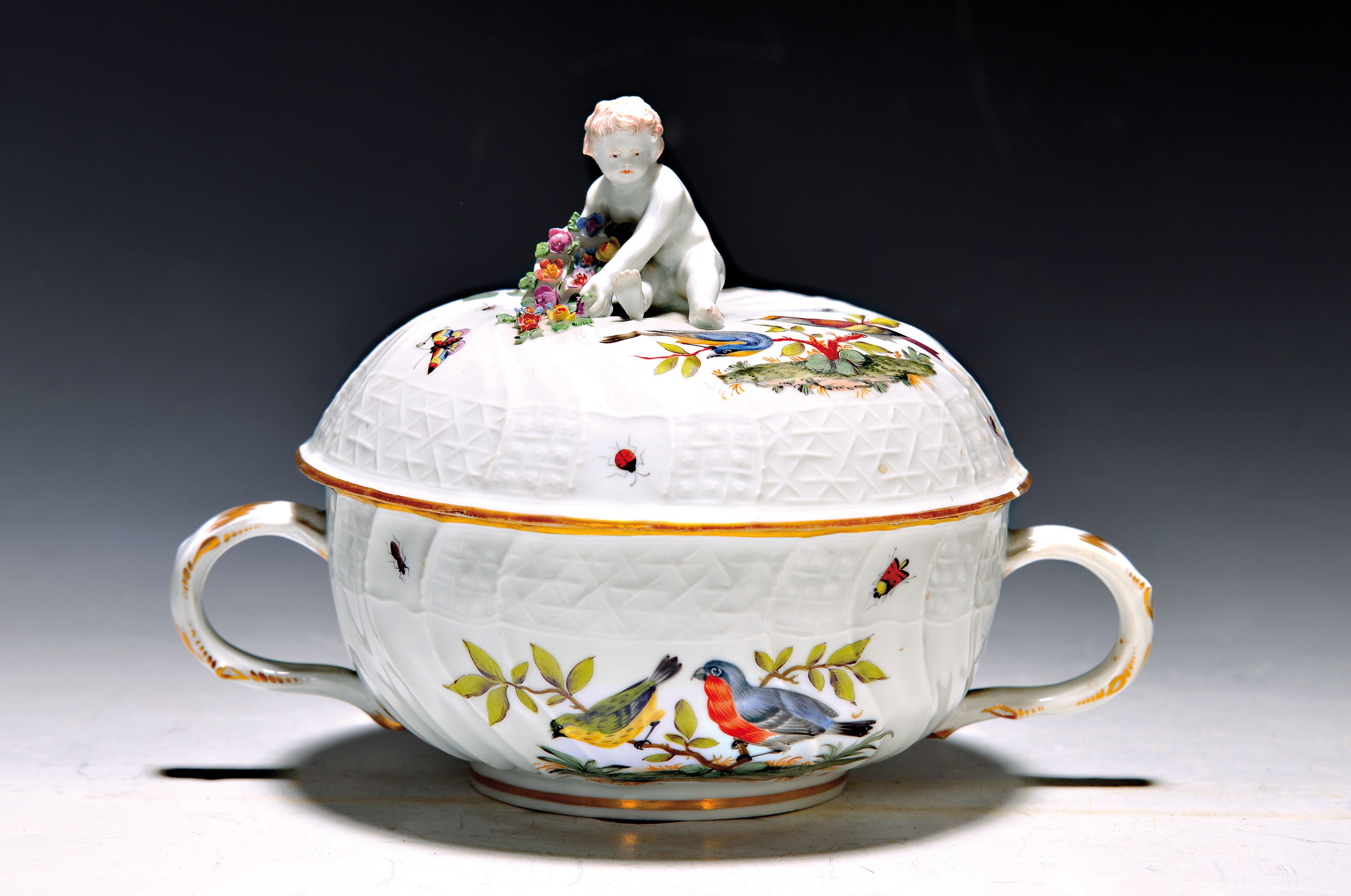 Kleine Deckelschüssel, Meissen, Mitte 19. Jahrhundert, 2. Wahl, beidseitiger Vogeldekor, Form Neubrandenstein, polychrom bemalt, Goldstaffage, ...