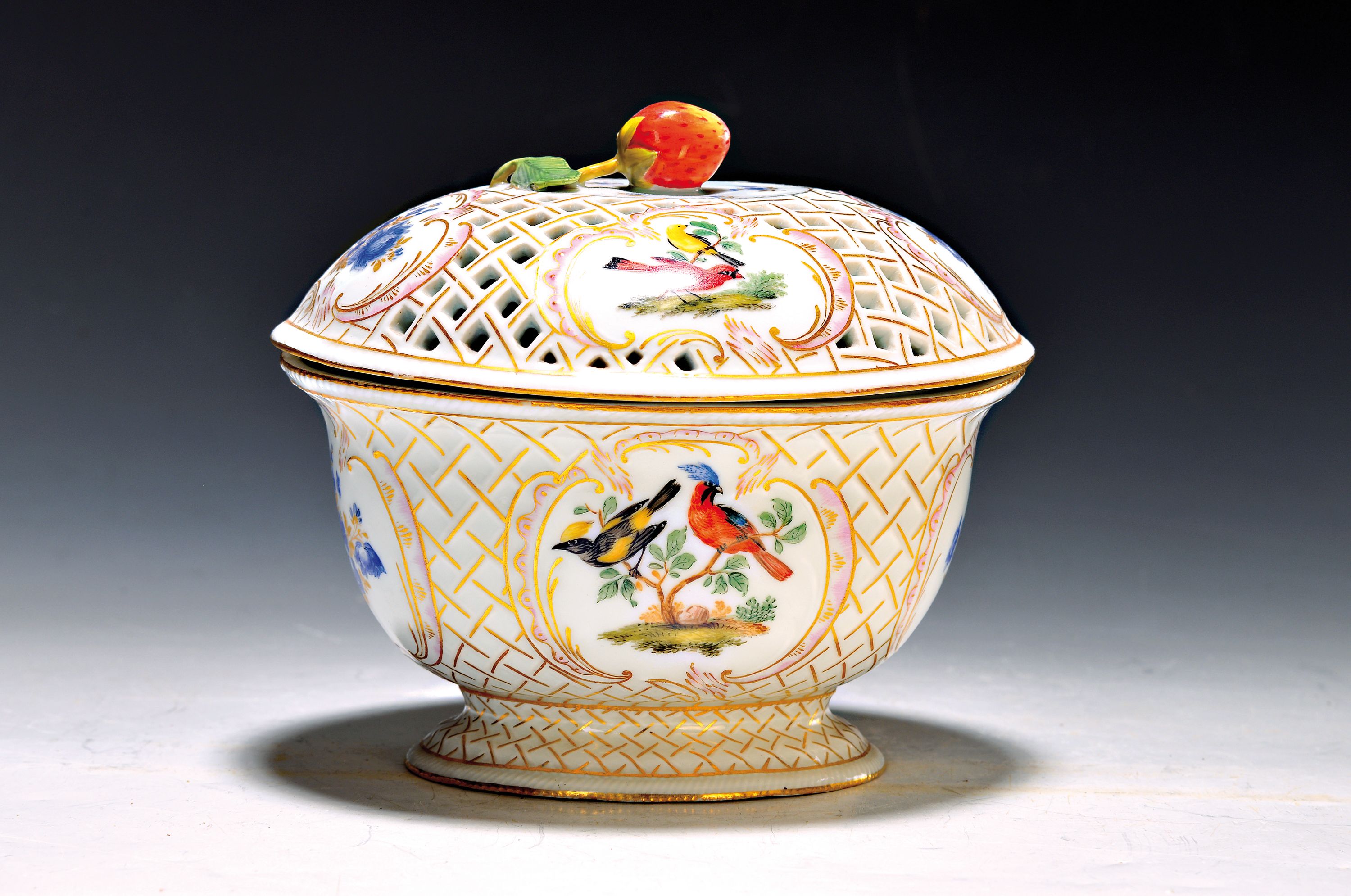 Brule-de-Parfum/Deckeldose, Meissen, um 1860, Deckel in Durchbrucharbeit als Korbmuster, Erdbeere als Bekrönung, reich bunt bemalt mit Vogelpaaren ...