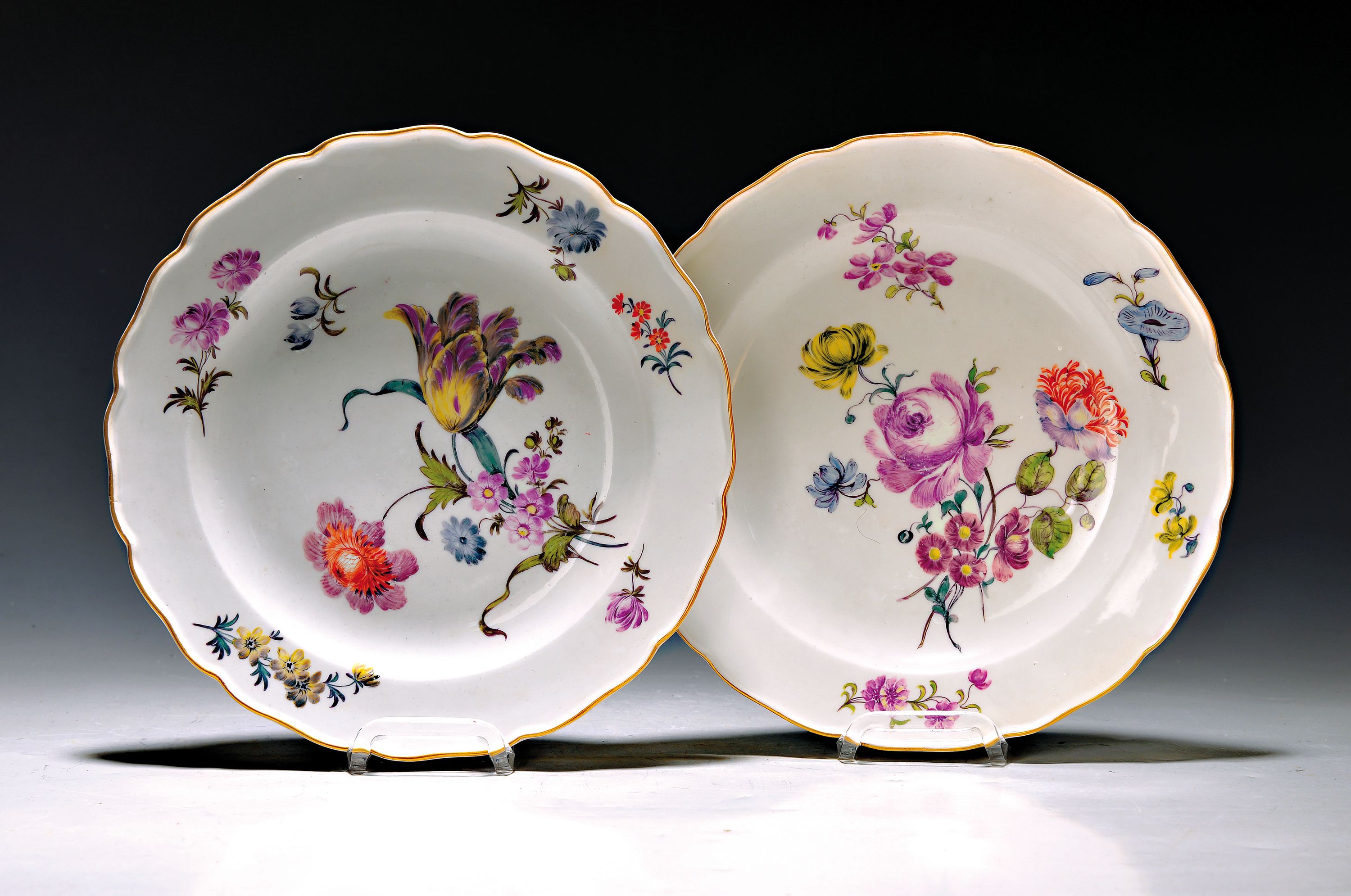 Zwei Teller, Meissen, um 1750, Porzellan, feine großformatige Blumenbukettmalerei, große gestreute Blumen, Goldstaffage, leicht fachgerecht ...