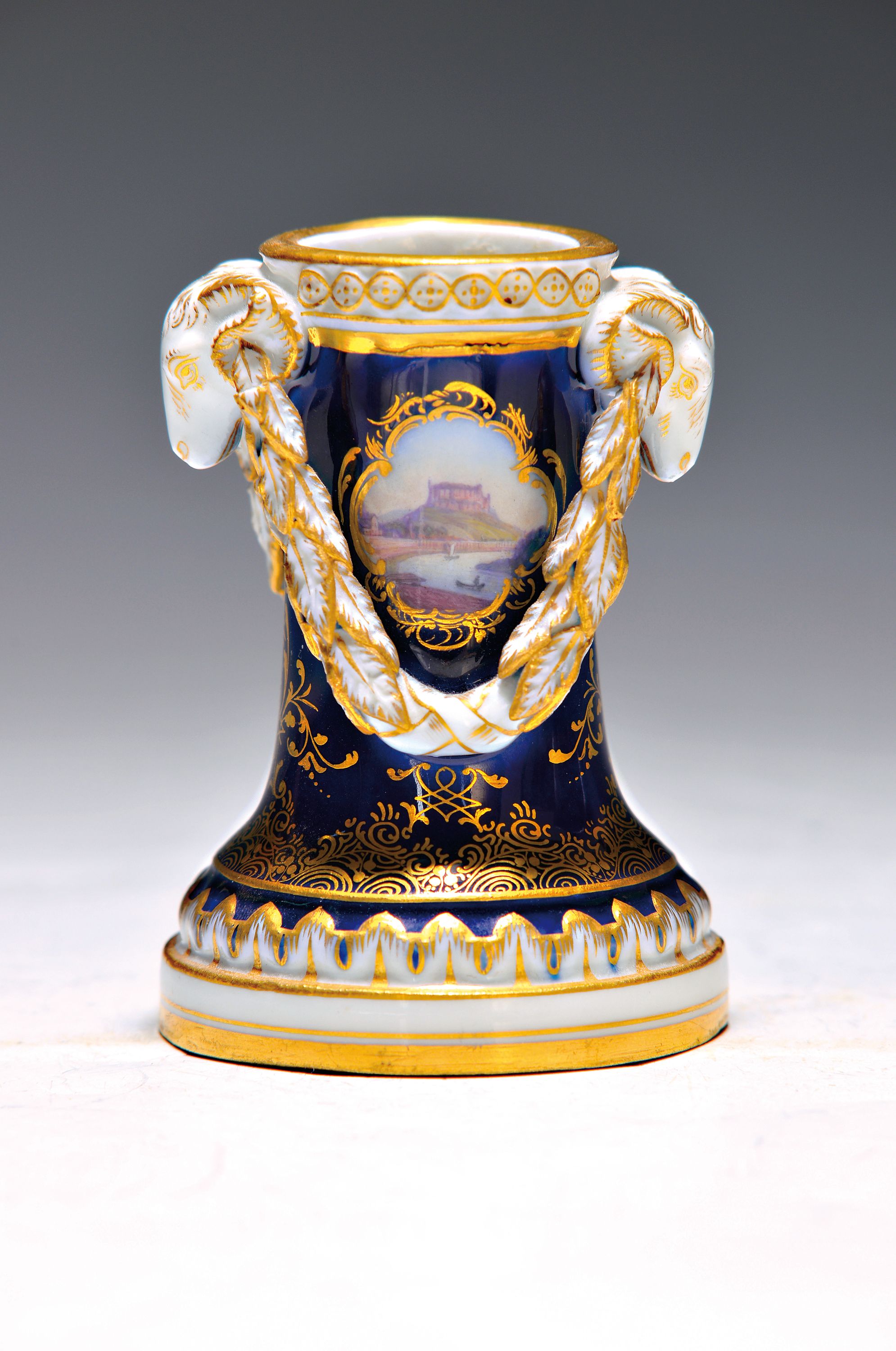 Kerzenleuchter, Meissen, um 1880/90, Porzellan, kobaltblauer Grund, in zwei Kartuschen: eine feine Blumenbukettmalerei und eine Ansicht von ...