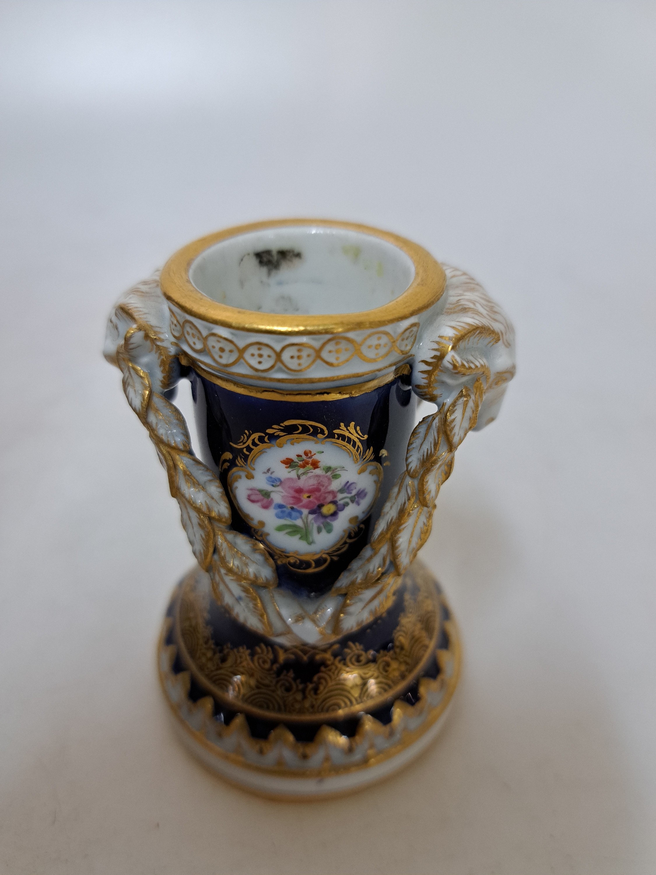 Detail a: Kerzenleuchter, Meissen, um 1880/90, Porzellan, kobaltblauer Grund, in zwei Kartuschen: eine feine Blumenbukettmalerei und eine Ansicht von ...