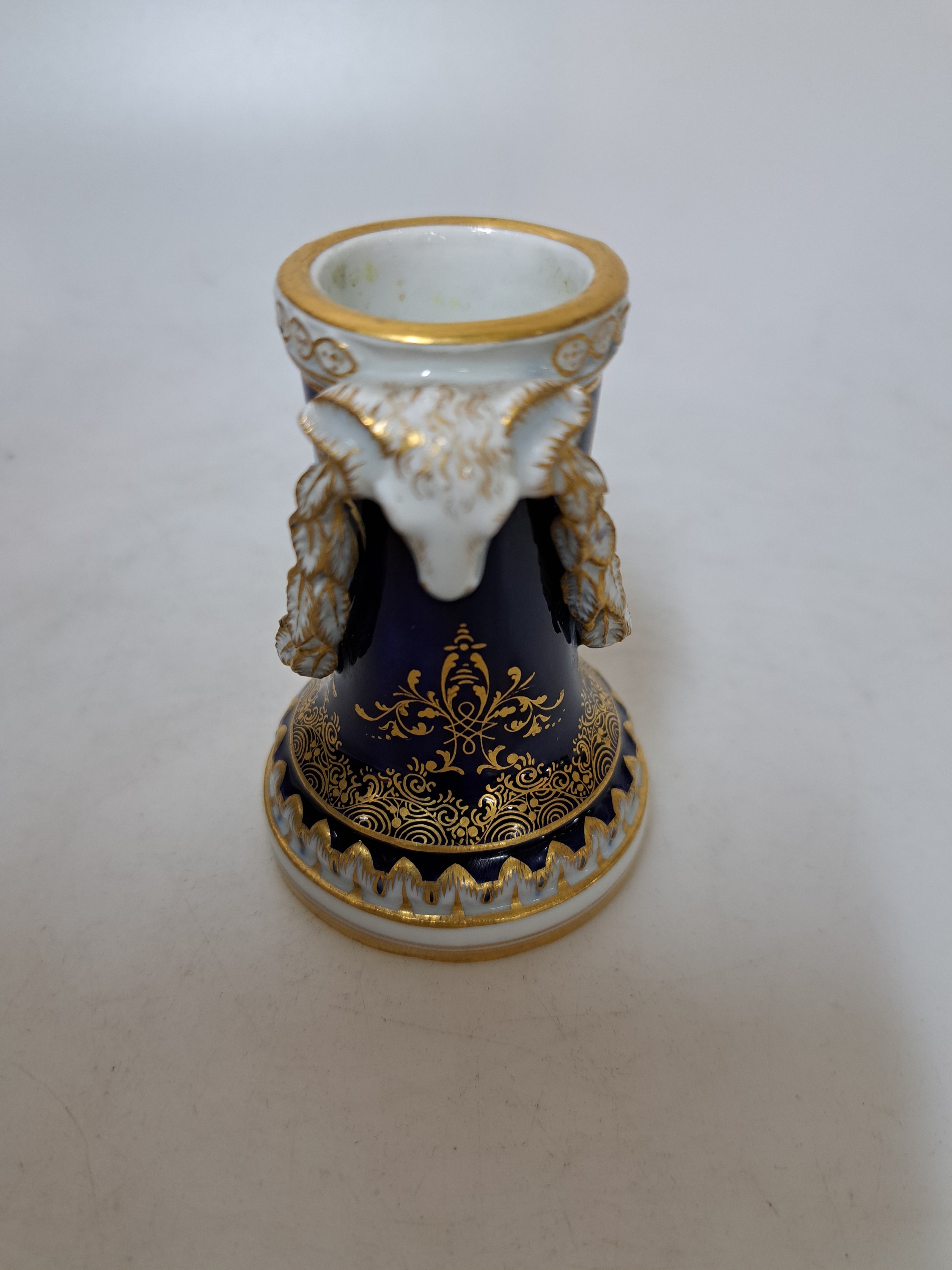 Detail d: Kerzenleuchter, Meissen, um 1880/90, Porzellan, kobaltblauer Grund, in zwei Kartuschen: eine feine Blumenbukettmalerei und eine Ansicht von ...