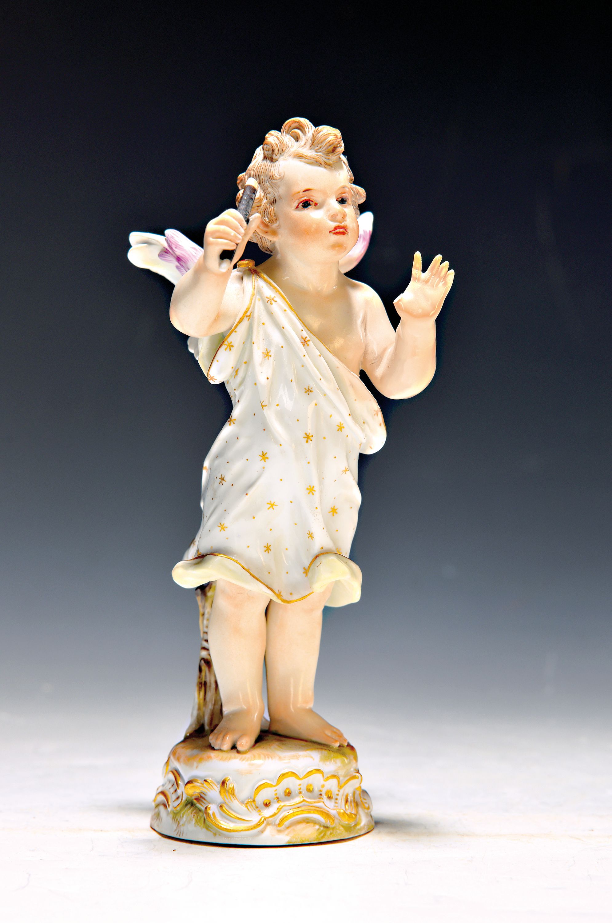 Porzellanfigur, grüßender Amor, Meissen, um um 1900, Entwurf August Ringler, Modell-Nr. O 191, Daumen fehlt, Goldstaffage, H. ca. 18cm, Malernummer ...