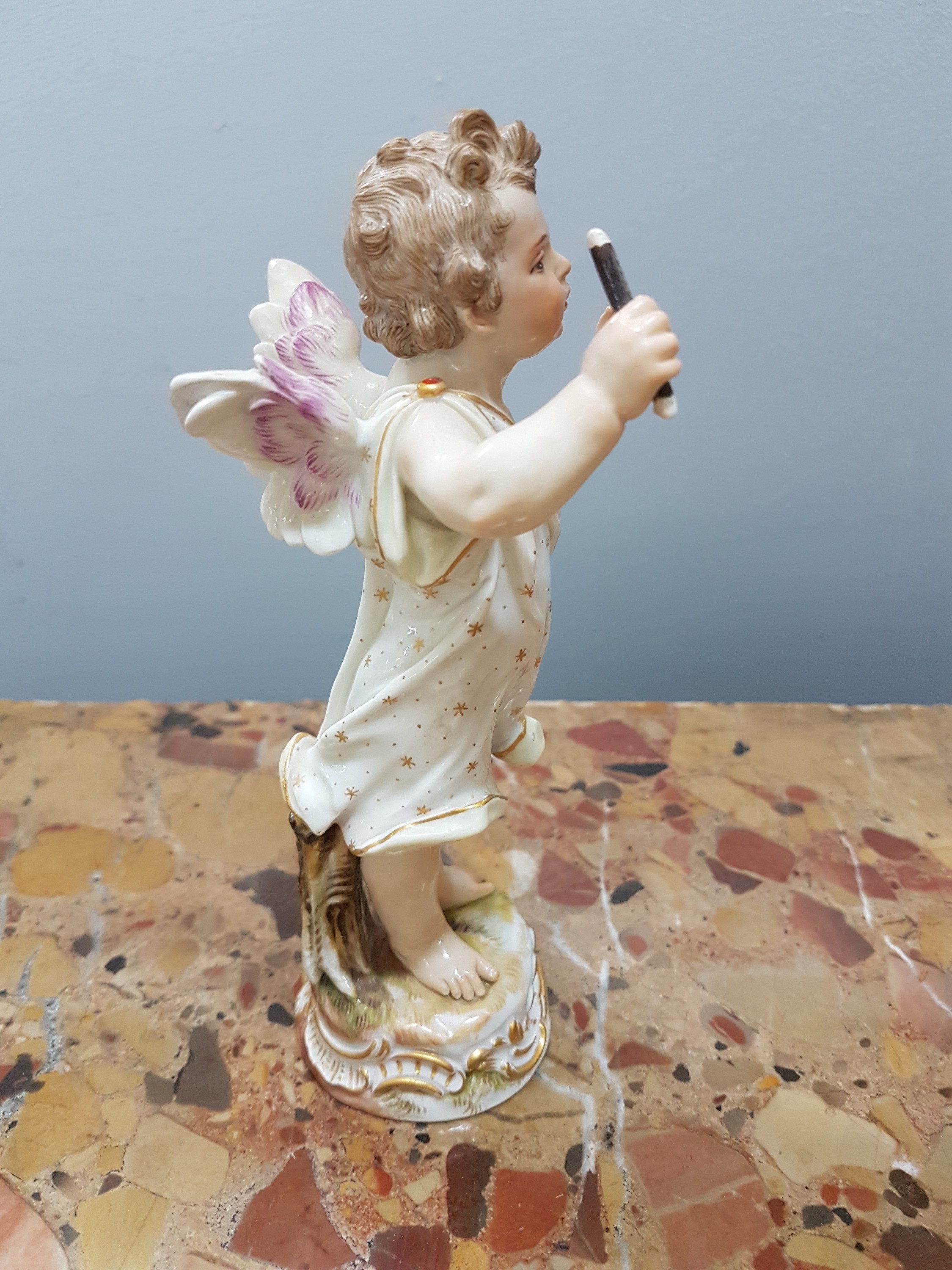 Detail b: Porzellanfigur, grüßender Amor, Meissen, um um 1900, Entwurf August Ringler, Modell-Nr. O 191, Daumen fehlt, Goldstaffage, H. ca. 18cm, Malernummer ...