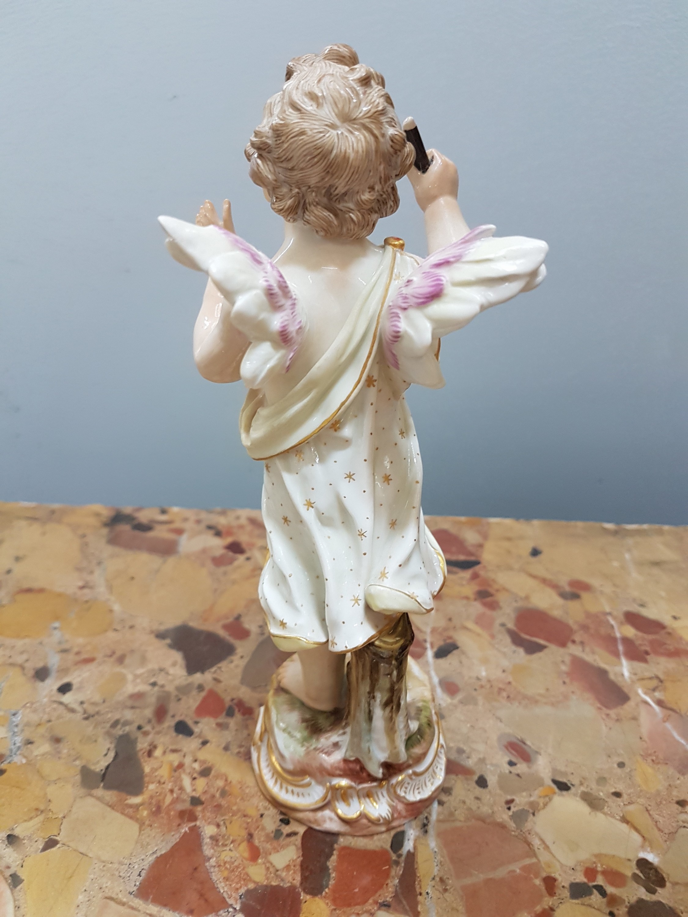 Detail c: Porzellanfigur, grüßender Amor, Meissen, um um 1900, Entwurf August Ringler, Modell-Nr. O 191, Daumen fehlt, Goldstaffage, H. ca. 18cm, Malernummer ...