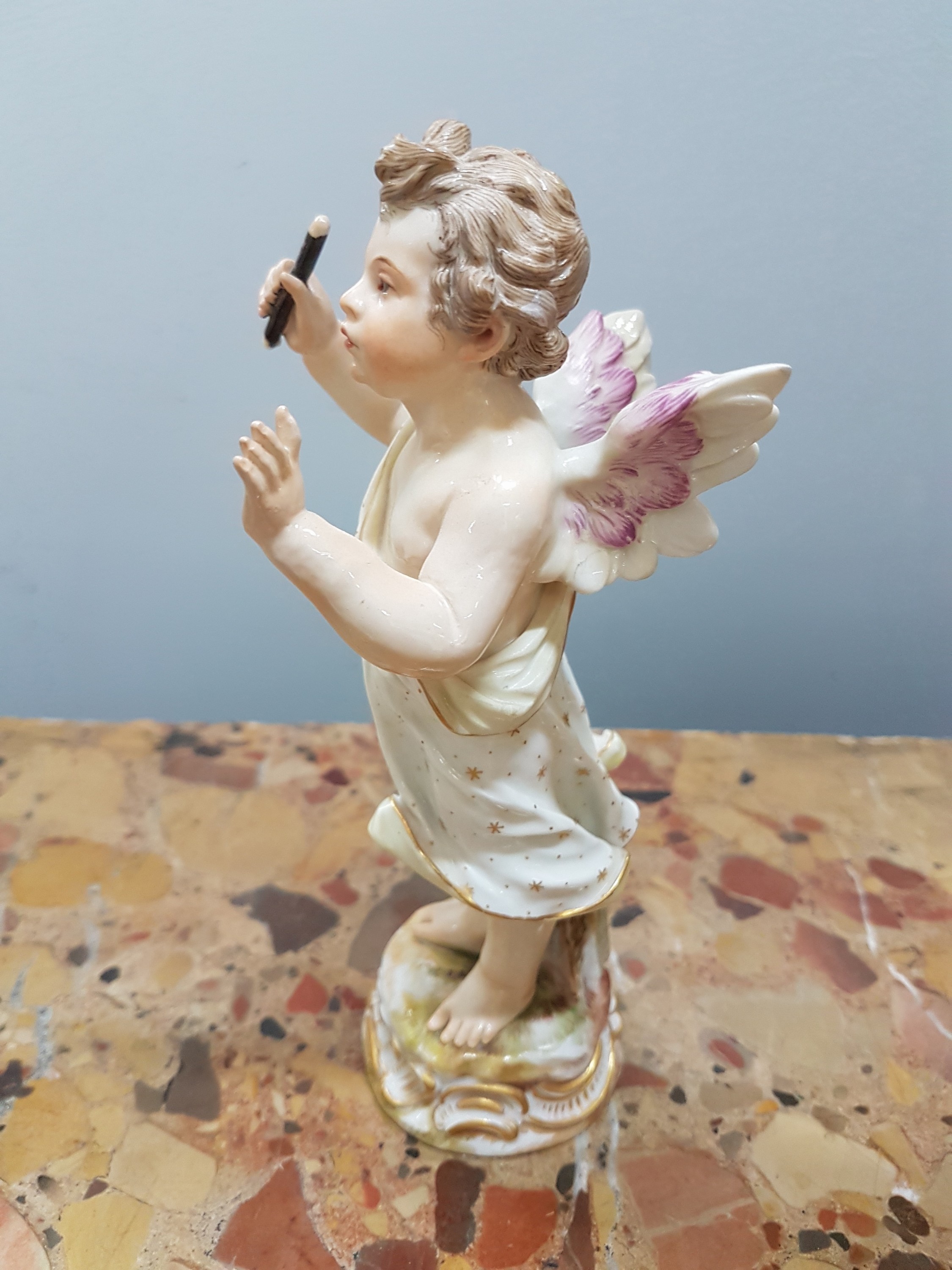 Detail d: Porzellanfigur, grüßender Amor, Meissen, um um 1900, Entwurf August Ringler, Modell-Nr. O 191, Daumen fehlt, Goldstaffage, H. ca. 18cm, Malernummer ...