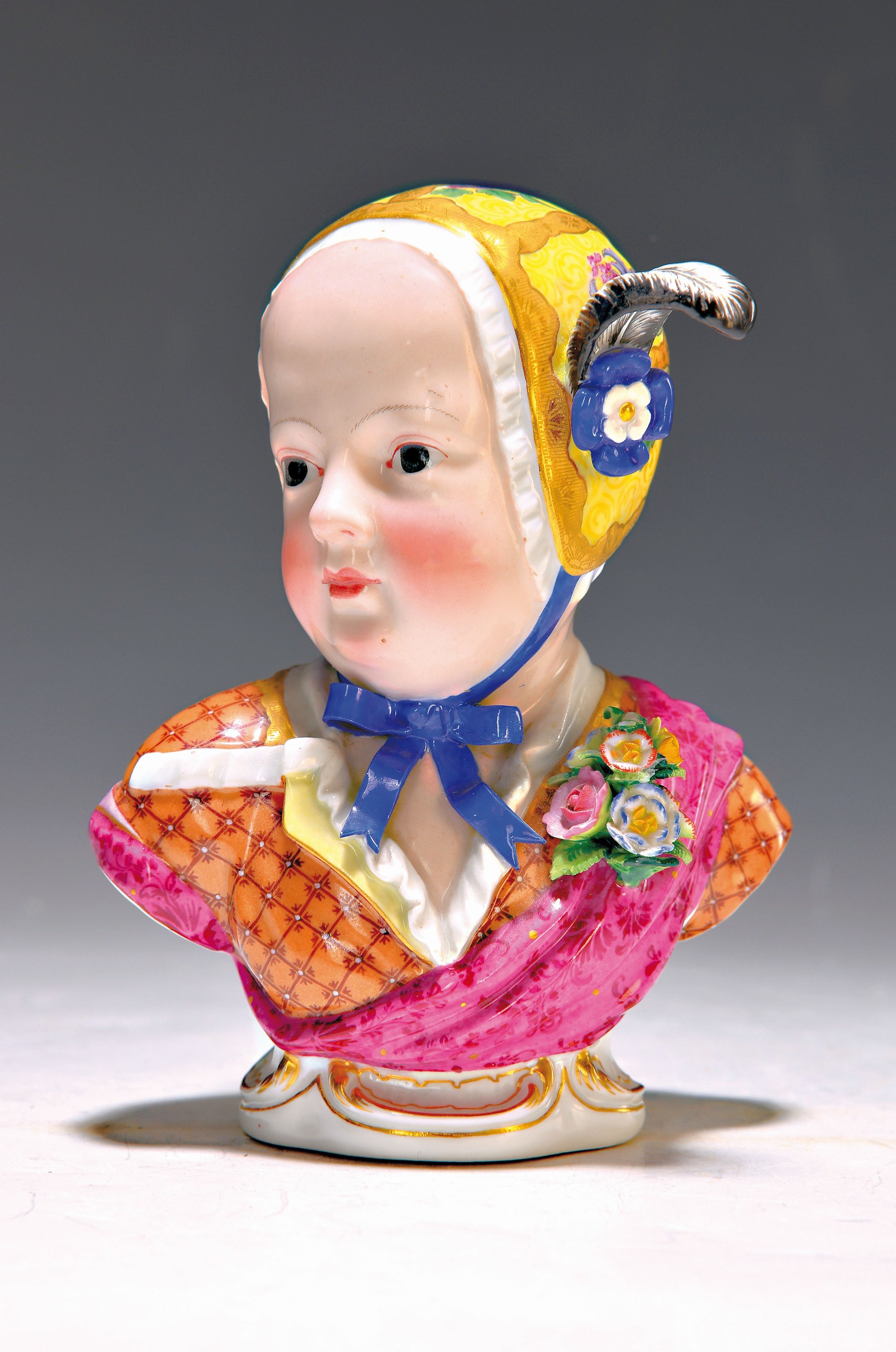 Mädchenbüste, Meissen, 2. Hälfte 19. Jh., Porzellan, reich bunt bemalt und vergoldet, vollplastisches Blumenbukett am Kragen min. best., H. ca. ...