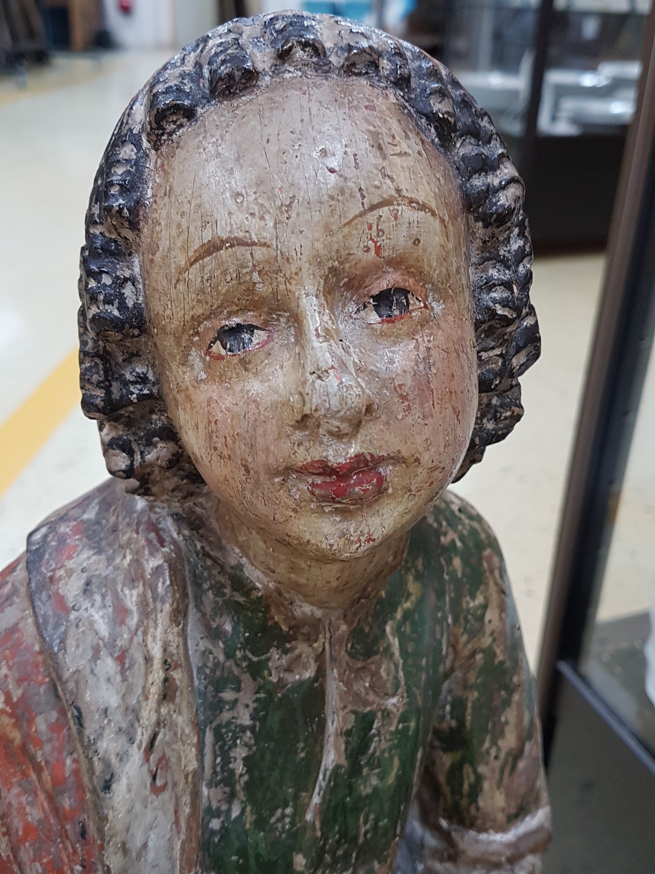 Detail d: Heiligenskulptur, süddeutsch, 2. Hälfte 18. Jh., Holz geschnitzt, stehende Darstellung mit Buch und Geste der Belehrung, Reste alter Fassung in ...