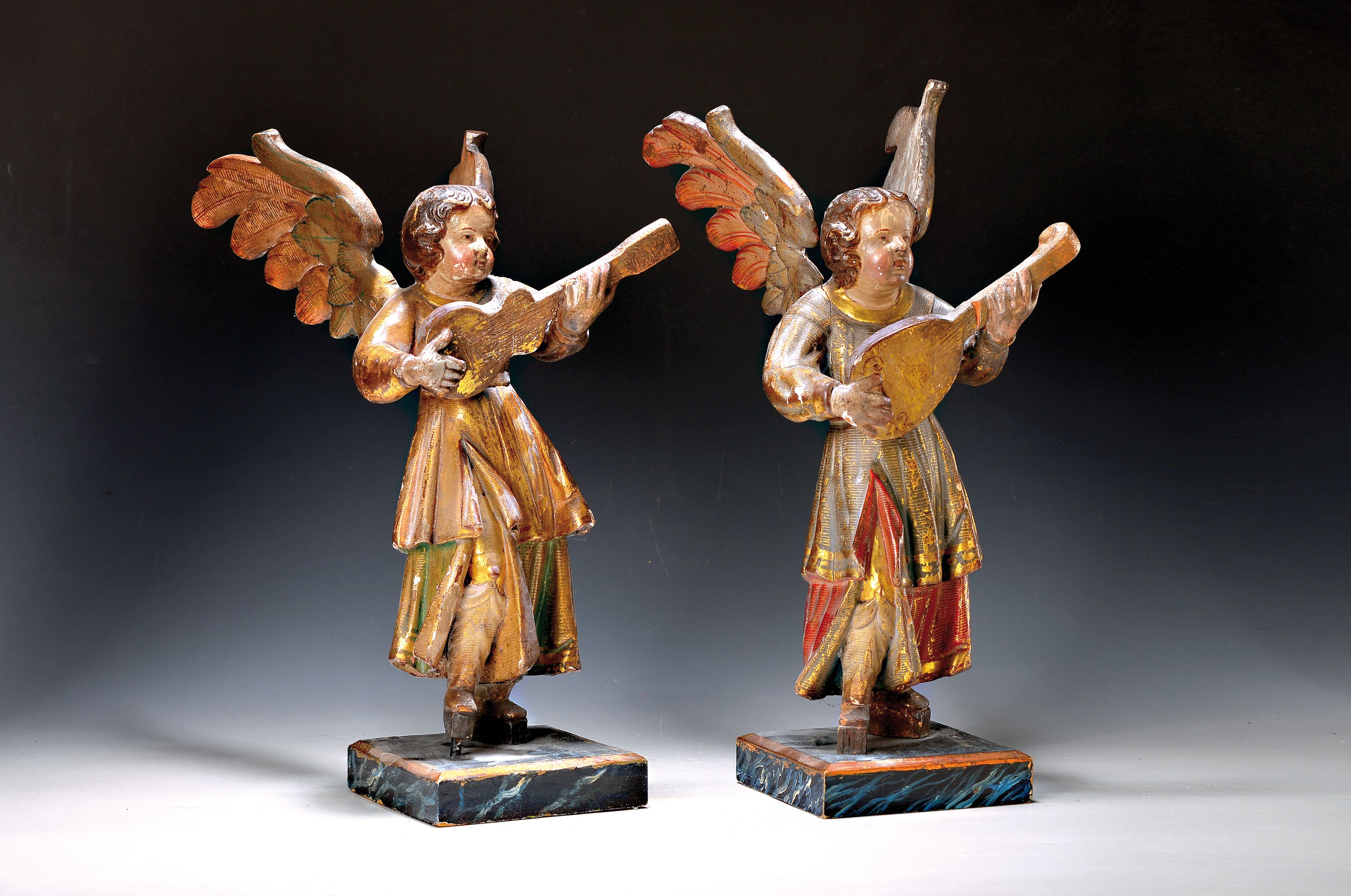 Paar Engel mit Lauten, süddeutsch 2. Hälfte 18. Jh., barock, Lindenholz geschnitzt und polychrom und golden gefaßt, H. je ca. 47cm