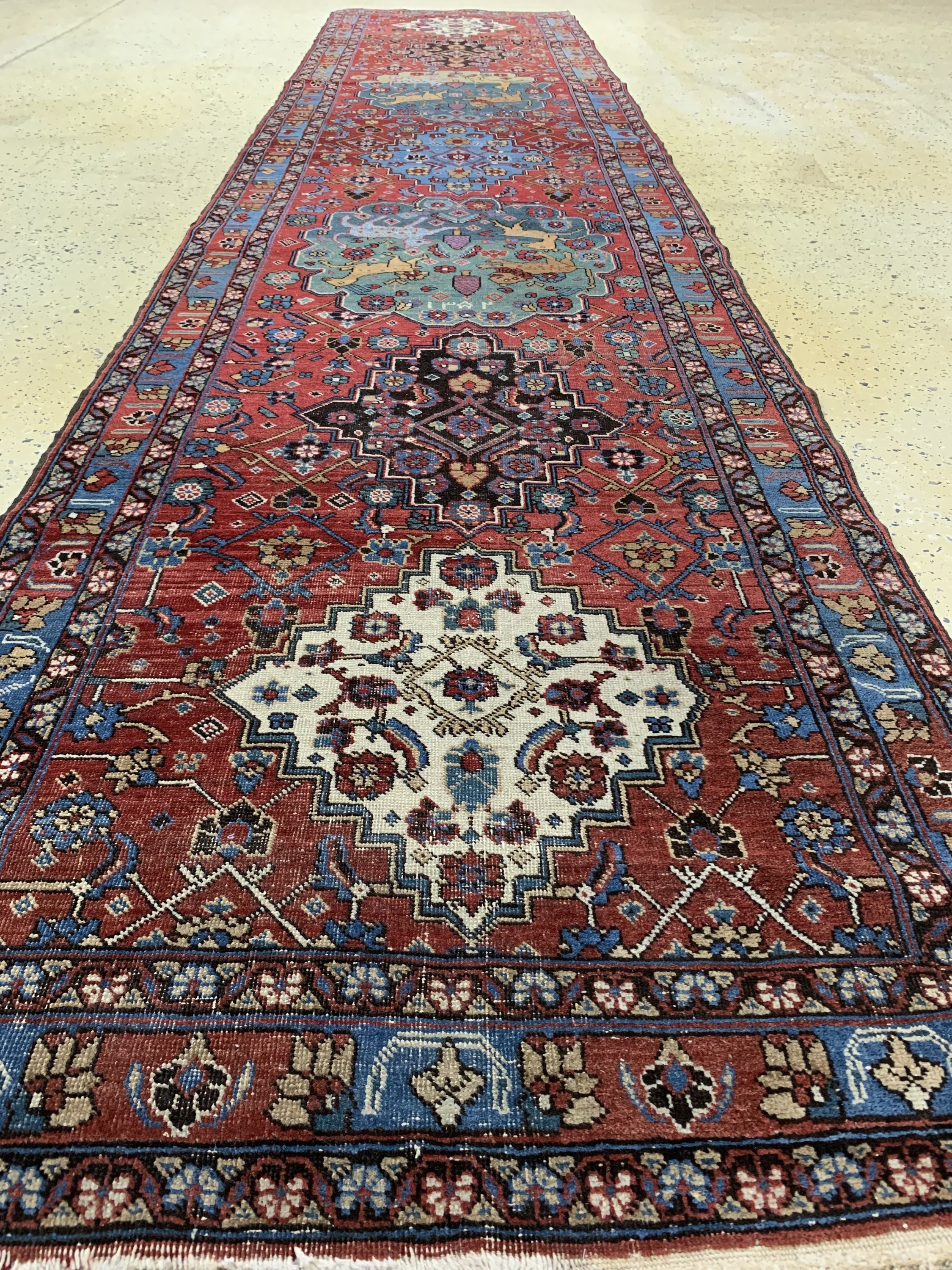 Detail e: Bidjar alt, Persien, datiert 1352(1929), Wolle auf Baumwolle, ca. 430 x 95 cm, EHZ: 3, (Ecken beschädigt)