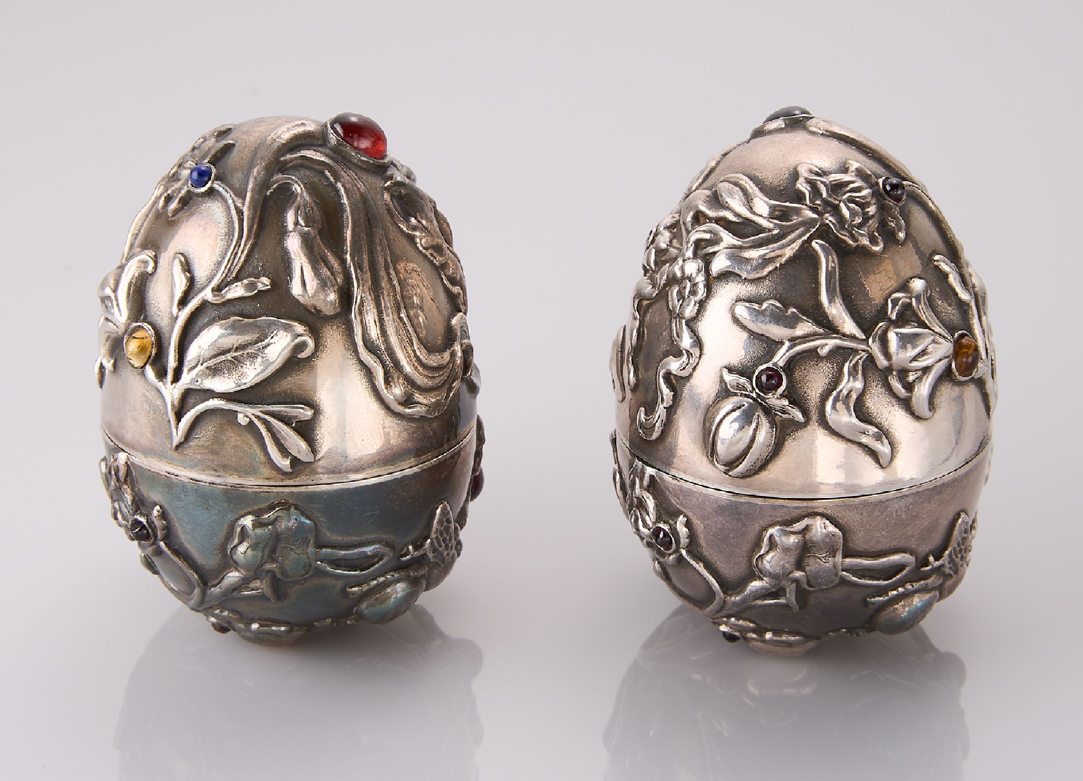 Paar 2 Silbereier, 84er Silber, Russland, Moskau 1908-1926, florale Gestaltung mit Blüten und Blättern, Farbstein-Cabochons, innen verg., ...