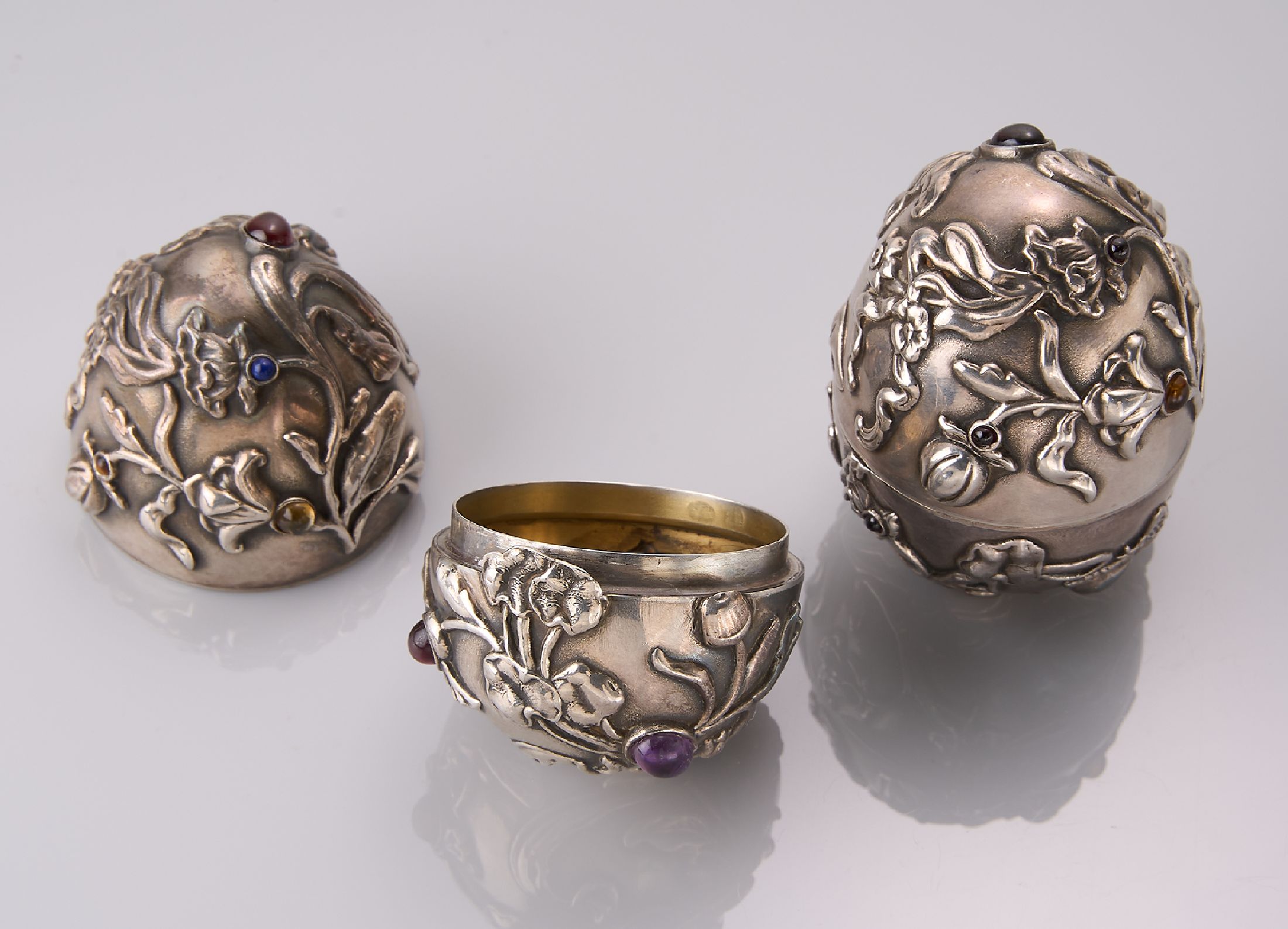 Detail a: Paar 2 Silbereier, 84er Silber, Russland, Moskau 1908-1926, florale Gestaltung mit Blüten und Blättern, Farbstein-Cabochons, innen verg., ...