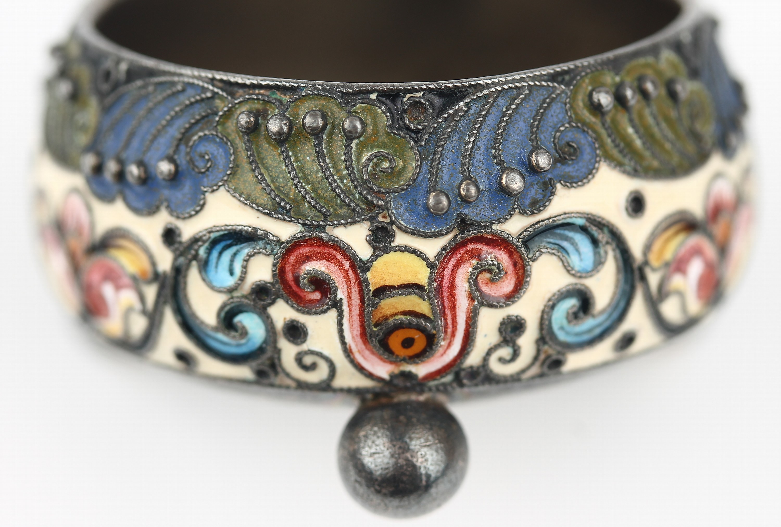 Detail a: FABERGE Gewürzschälchen, 88er Silber, umlaufend fein ausgeführtes Cloisonne-Email, floral, Email in weiß, blau, rot, grün und schwarz, auf 3 ...