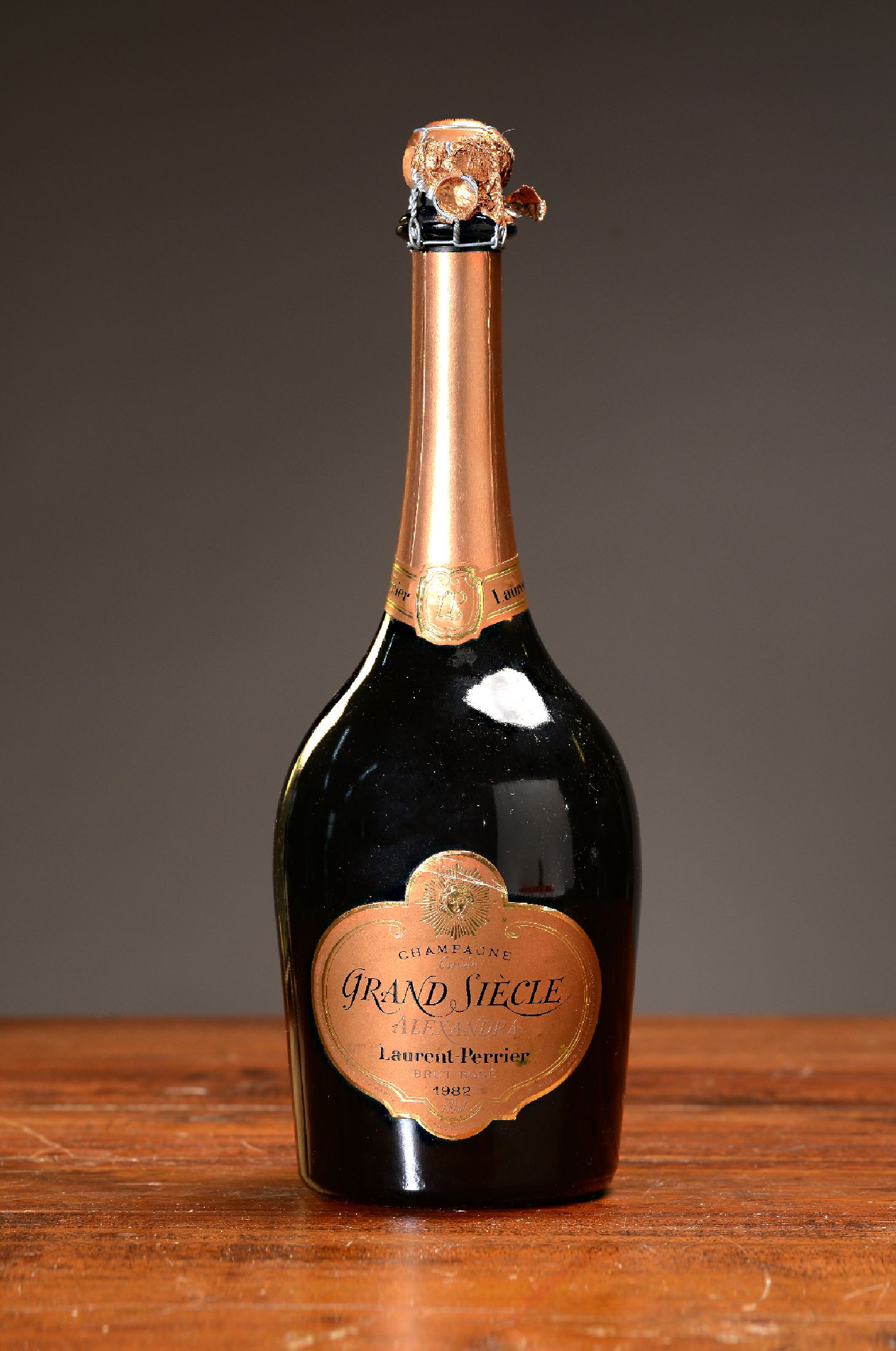 1 Flasche 1982 Laurent-Perrier Grand Siecle Alexandra, Champagne, Brut Rose, ca. 75cl, Verschluss freigelegt